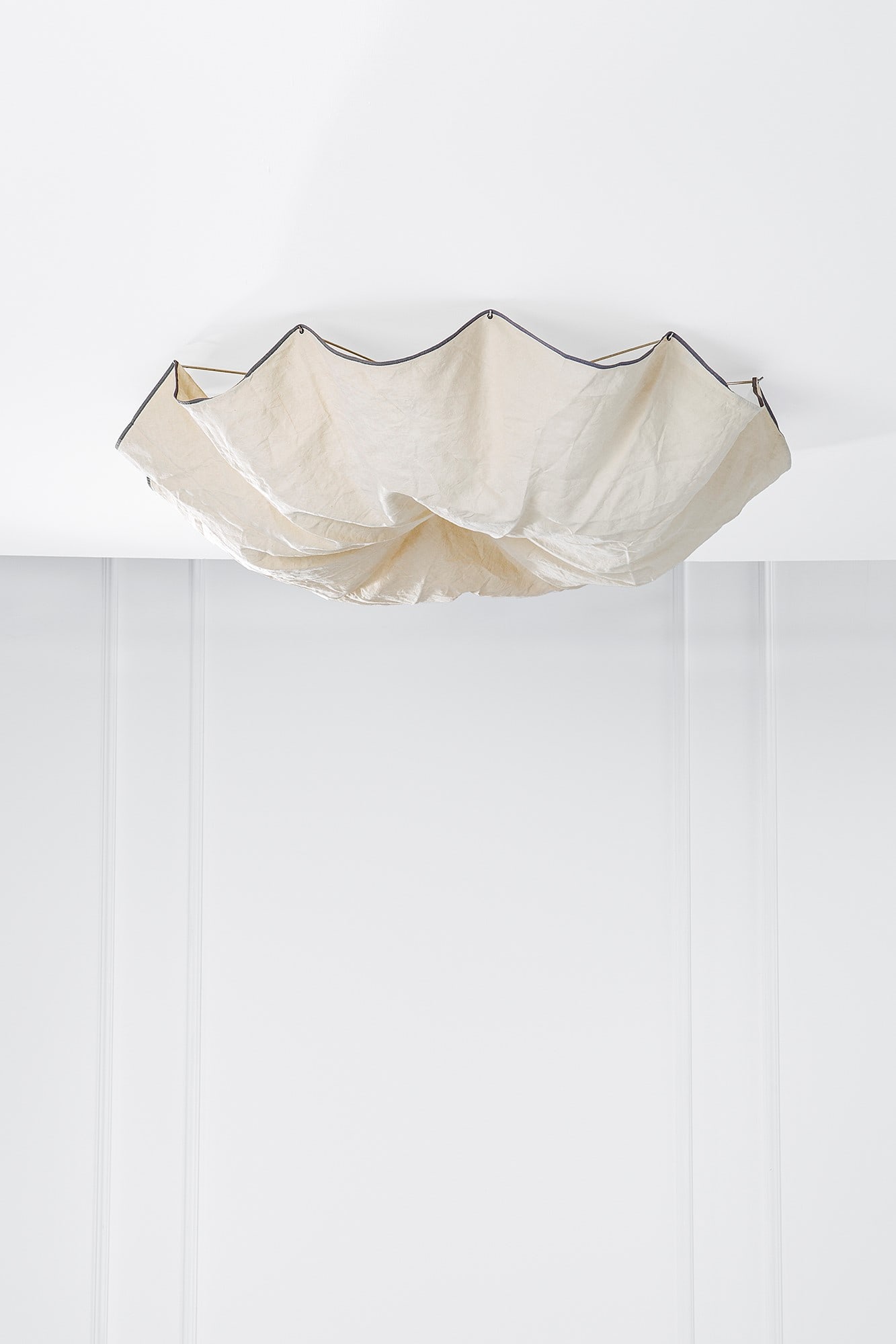 Tobia Scarpa. Lampadario “Celestia“ Flos Tobia Scarpa 1982: Lampada da soffitto mod. Celestia Metallo verniciato, tessuto di lino. Prod. Flos, progetto del 1982, esemplare del 1997.