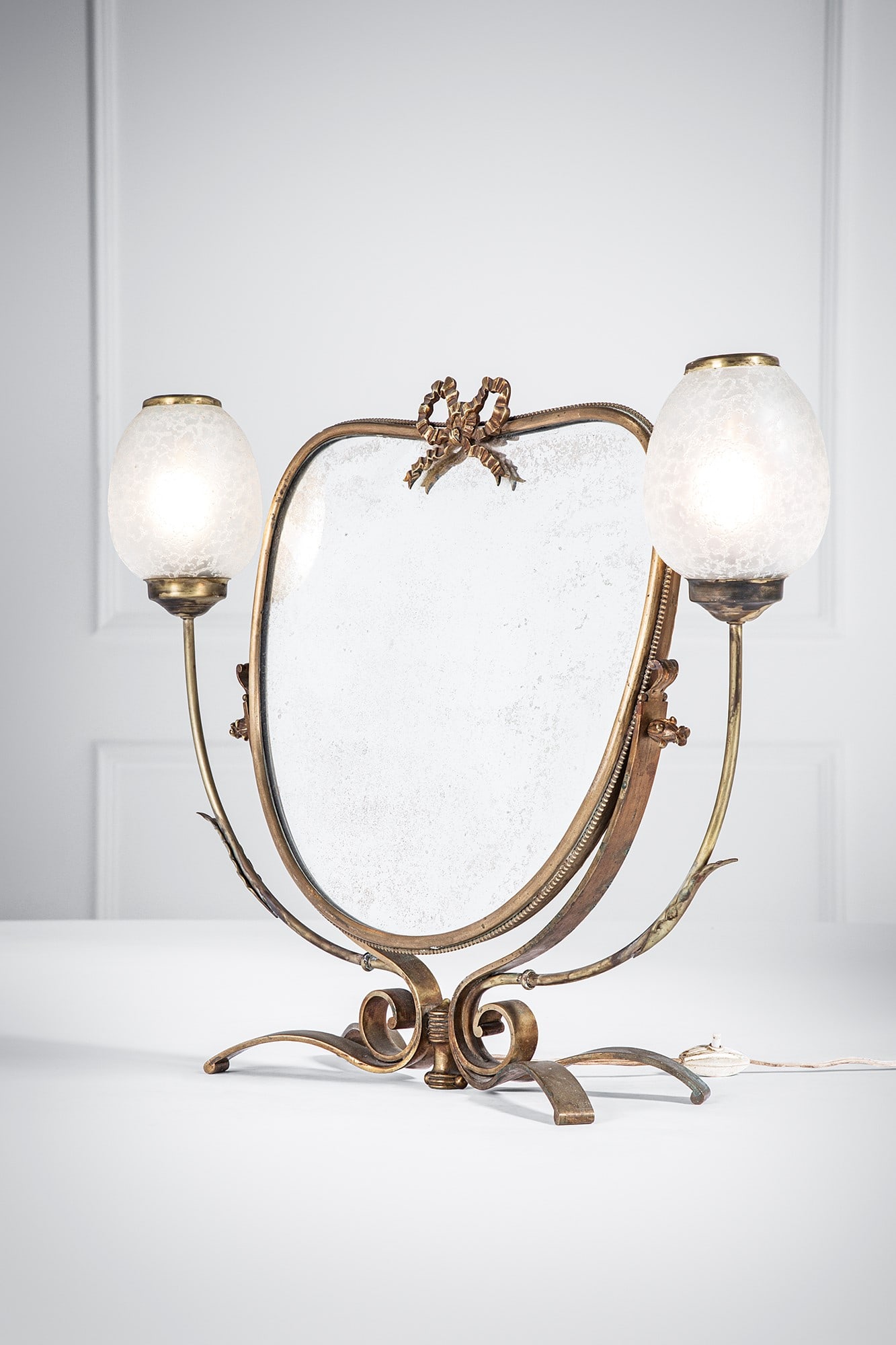 Specchio da tavolo con illuminazione: Specchio da tavolo con illuminazione Ottone, vetro di Murano. 1940 ca. cm 49x64x16