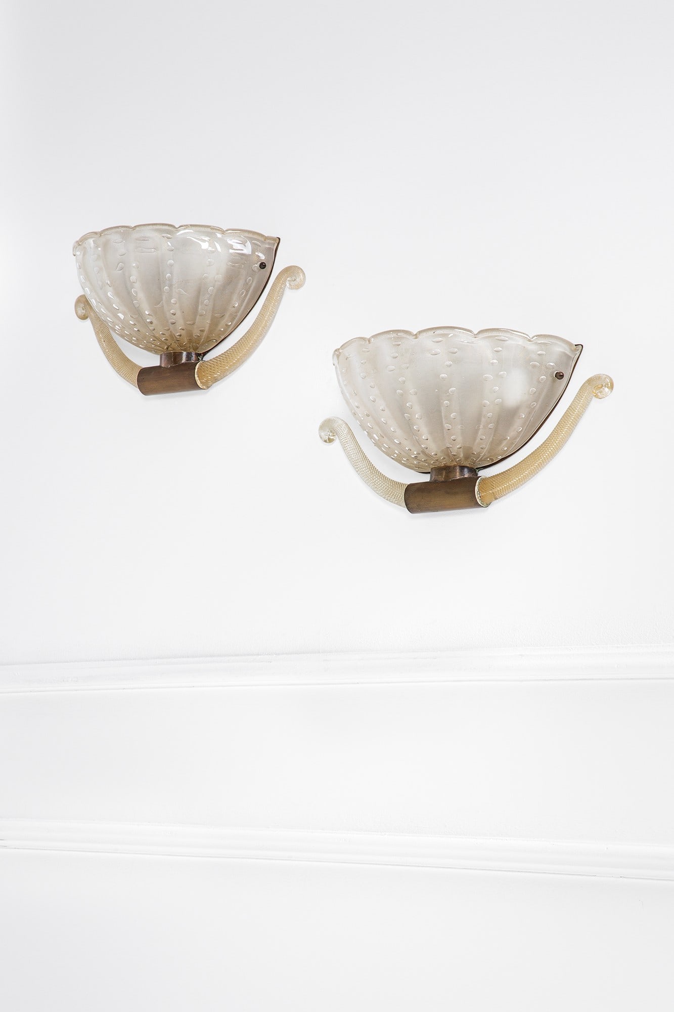 Barovier & Toso. Due lampade da parete: Due lampade da parete Vetro a bollicine, vetro cordonato, ottone. Prod. Barovier & Toso, 1940 ca. cm 20x45x17