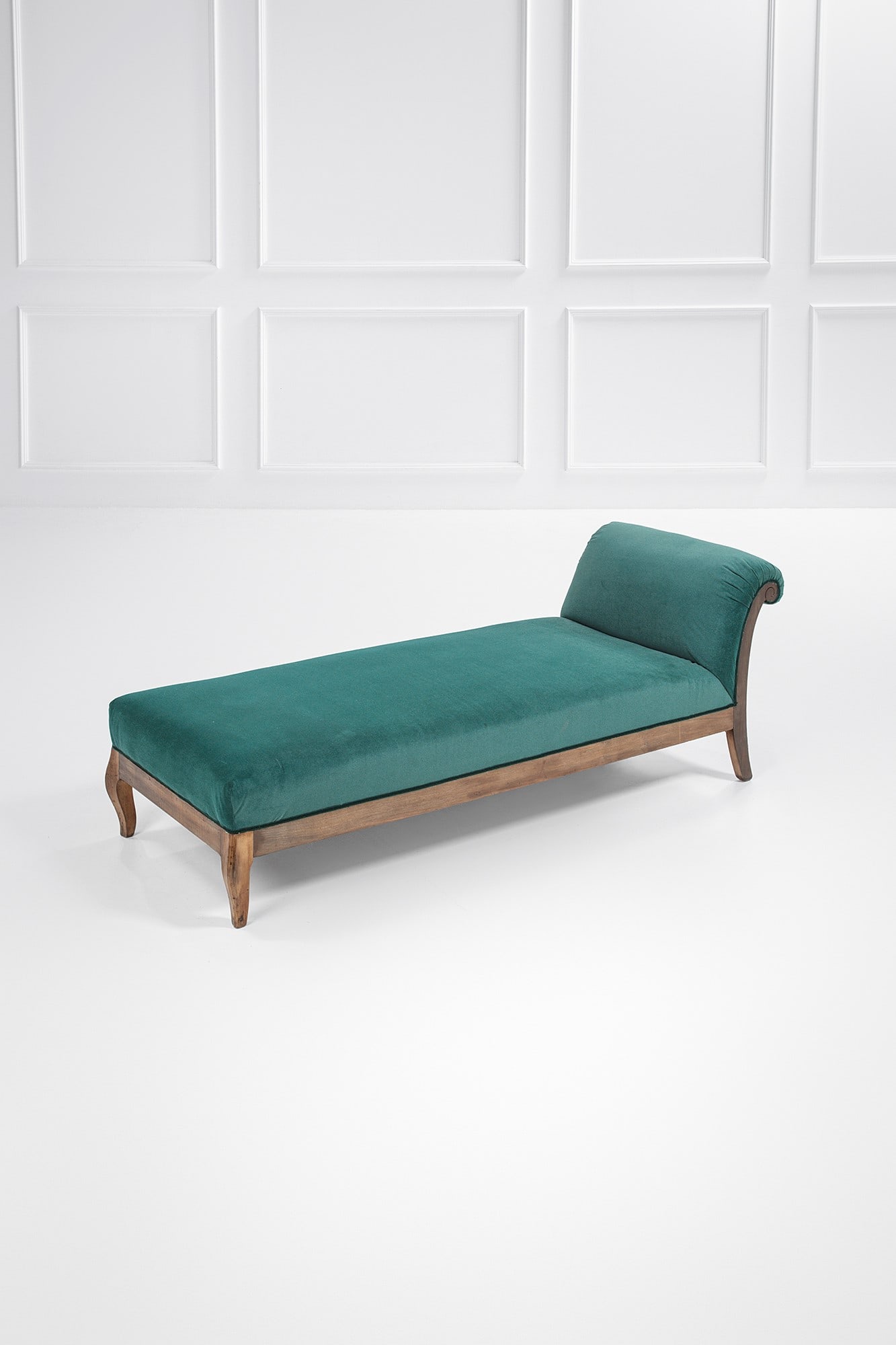 Dormeuse: Dormeuse Legno massello sagomato, tessuto. 1950 ca. cm 65x184x74