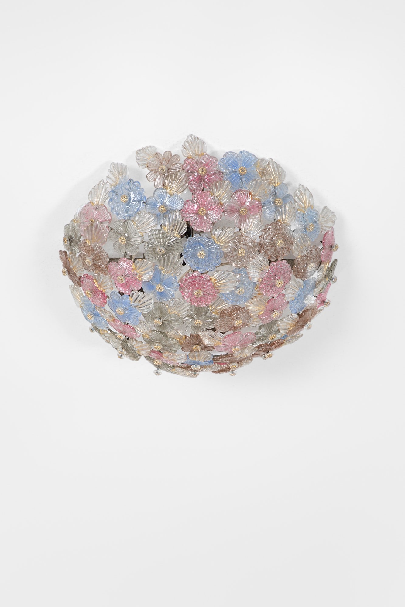 Seguso Vetri d'Arte. Lampada da plafone: Lampada da plafone Elementi in vetro di Murano trasparente e colorato con inclusione di foglia d'oro, metallo. Prod. Seguso Vetri d'Arte, 1950 ca. h cm 17, diam. cm 42