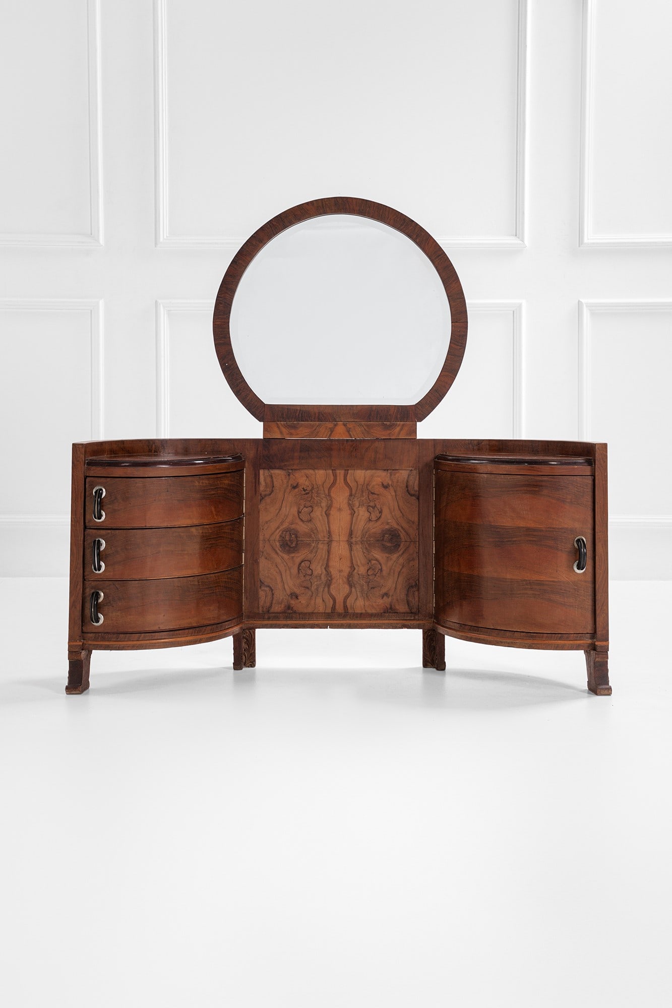Mobile da toeletta: Mobile da toeletta Legno impiallacciato, legno ebanizzato, radica, metallo nichelato, vetro specchiato. 1930 ca. cm 124x130x35
