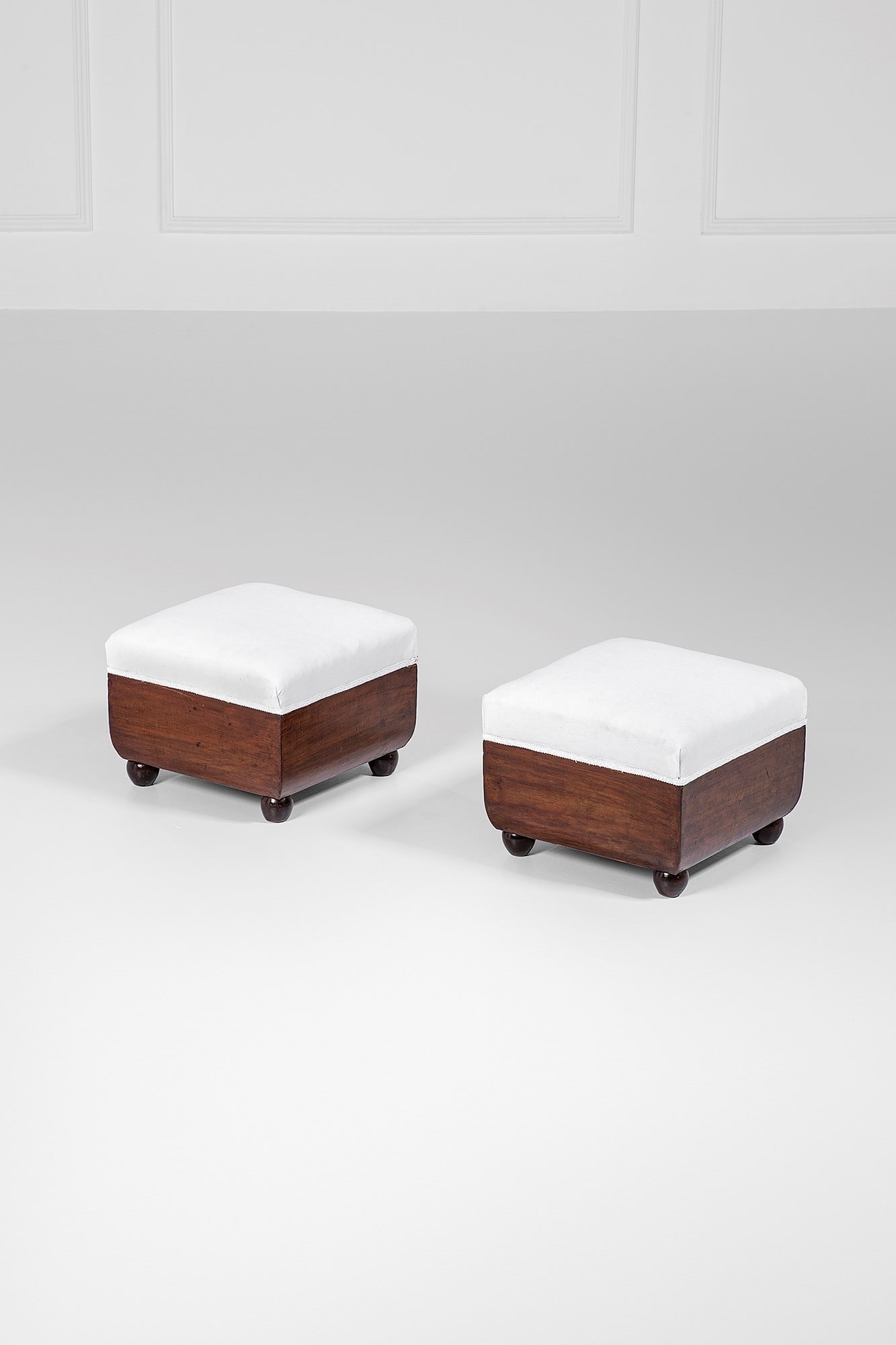 Due pouf déco: Due pouf déco Legno massello, legno tinto, tessuto. 1930 ca. cm 33x40x40