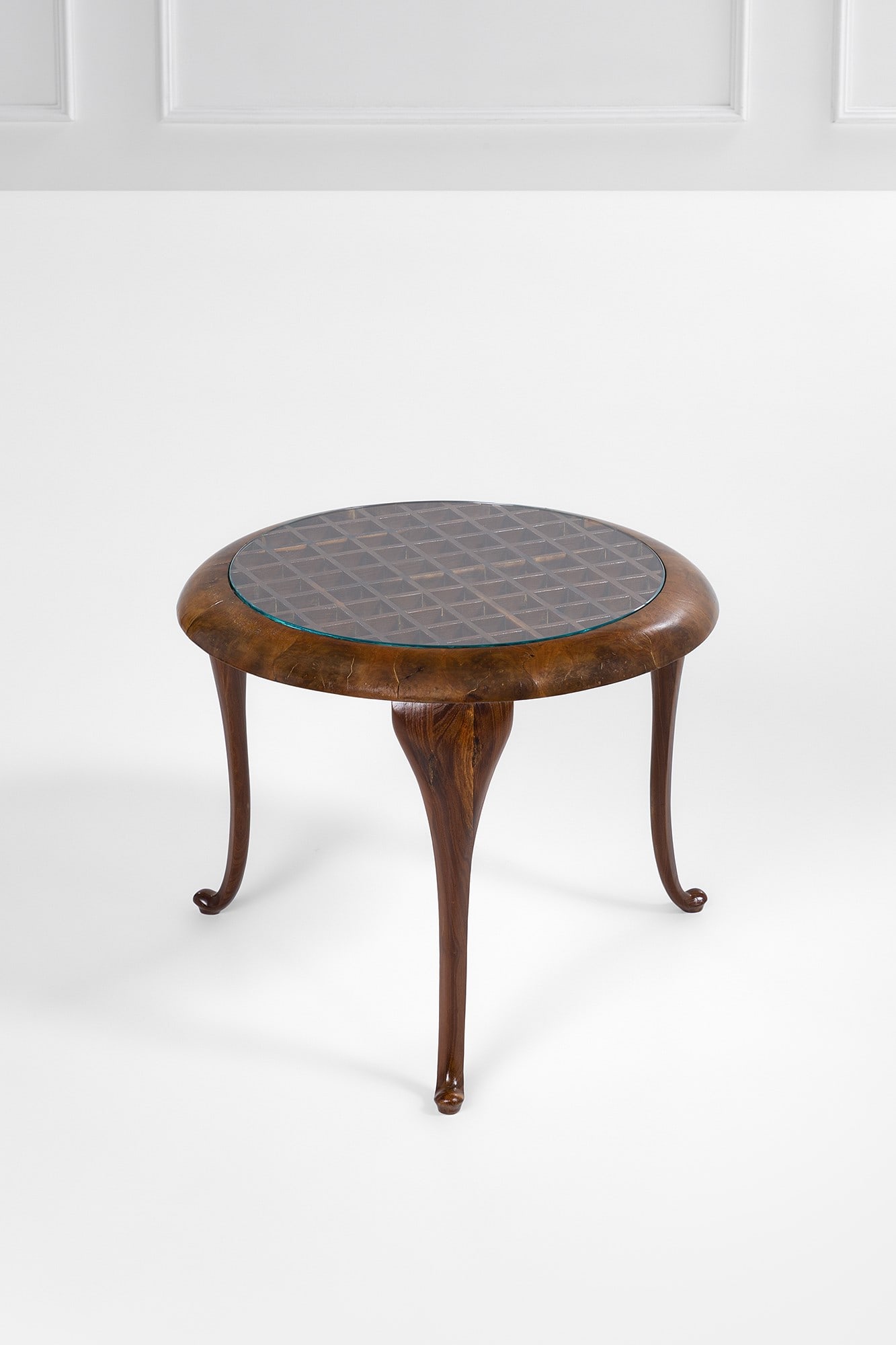 Tavolino: Tavolino Legno massello sagomato, cristallo molato. 1950 ca. h cm 56, diam. cm 67