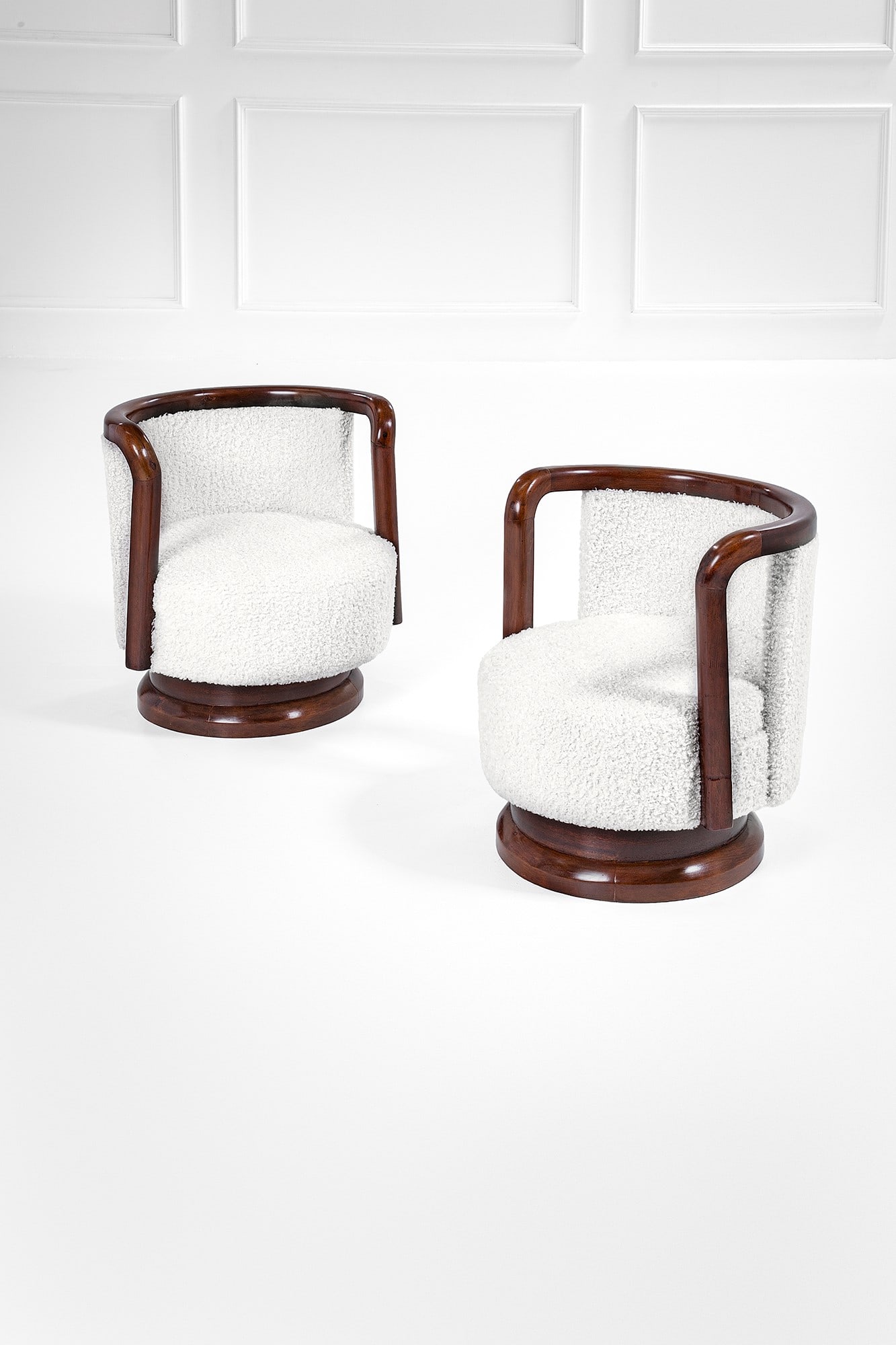 Due poltrone déco: Due poltrone déco Legno massello sagomato, tessuto bouclé. 1930 ca. h cm 62, diam cm 62