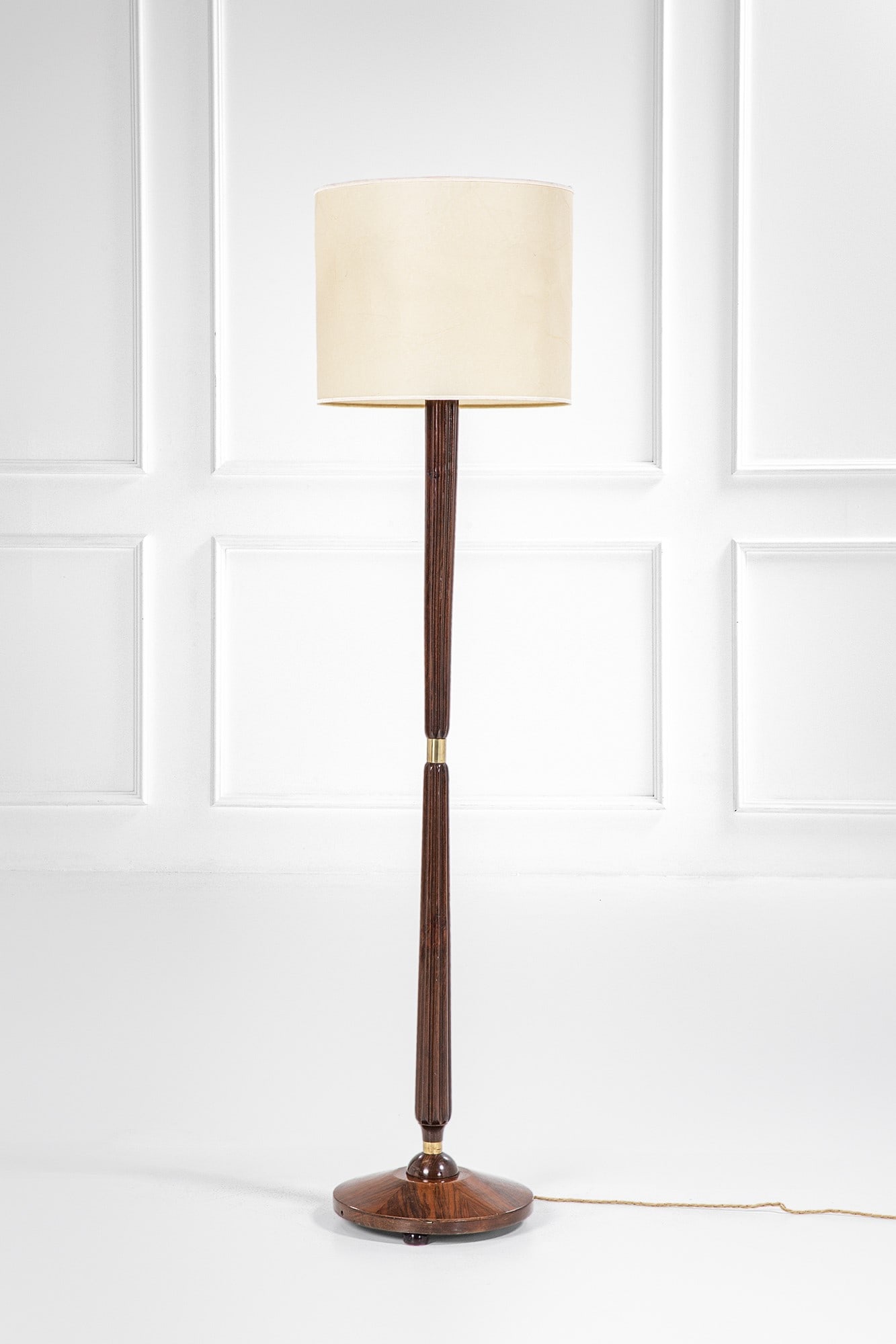 Lampada da terra: Lampada da terra Legno impiallacciato, legno sagomato, ottone, tessuto. 1940 ca. h cm 181, diam. cm 45