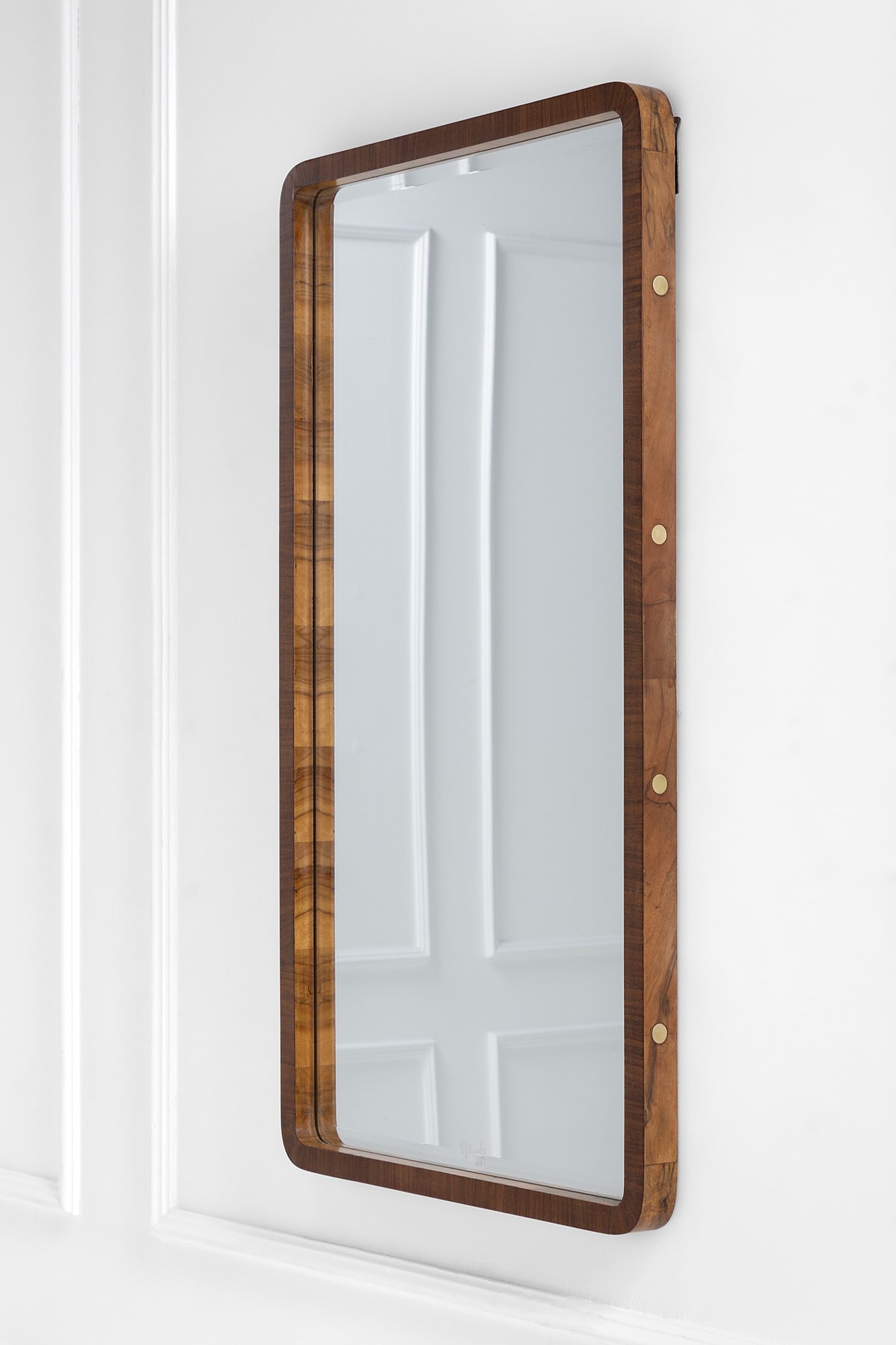 Specchio da parete: Specchio da parete Legno impiallacciato in radica, ottone, vetro specchiato con molatura. 1930 ca. cm 118x65x5