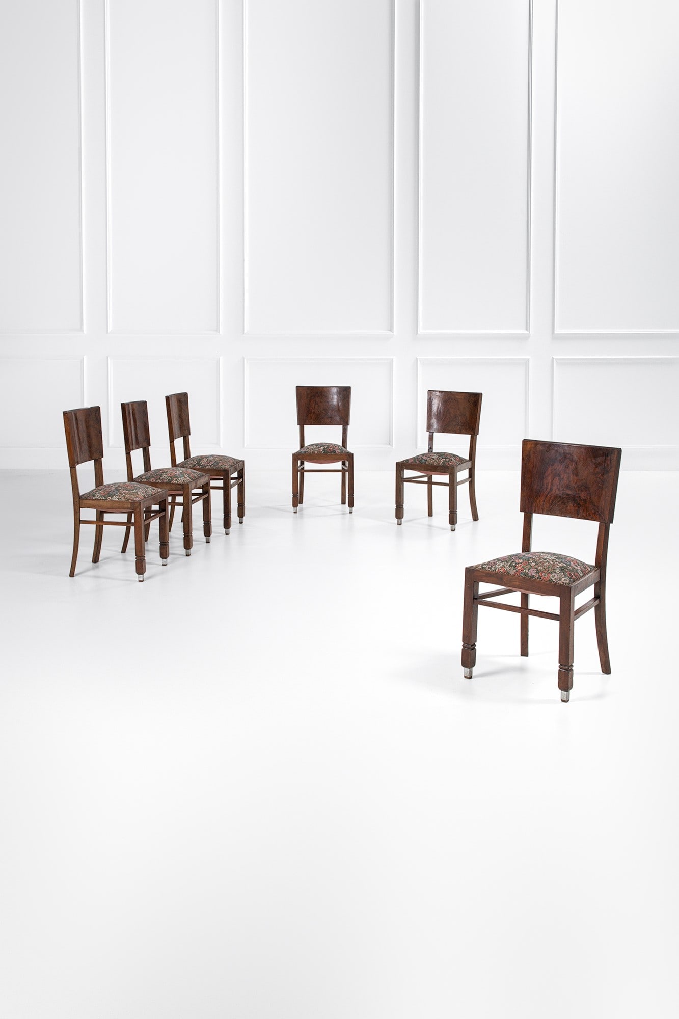 Alfonso Liporesi (attr.). Sei sedie: Sei sedie Legno impiallacciato in radica, legno massello sagomato, metallo nichelato, tessuto. 1940 ca. cm 89x44x43