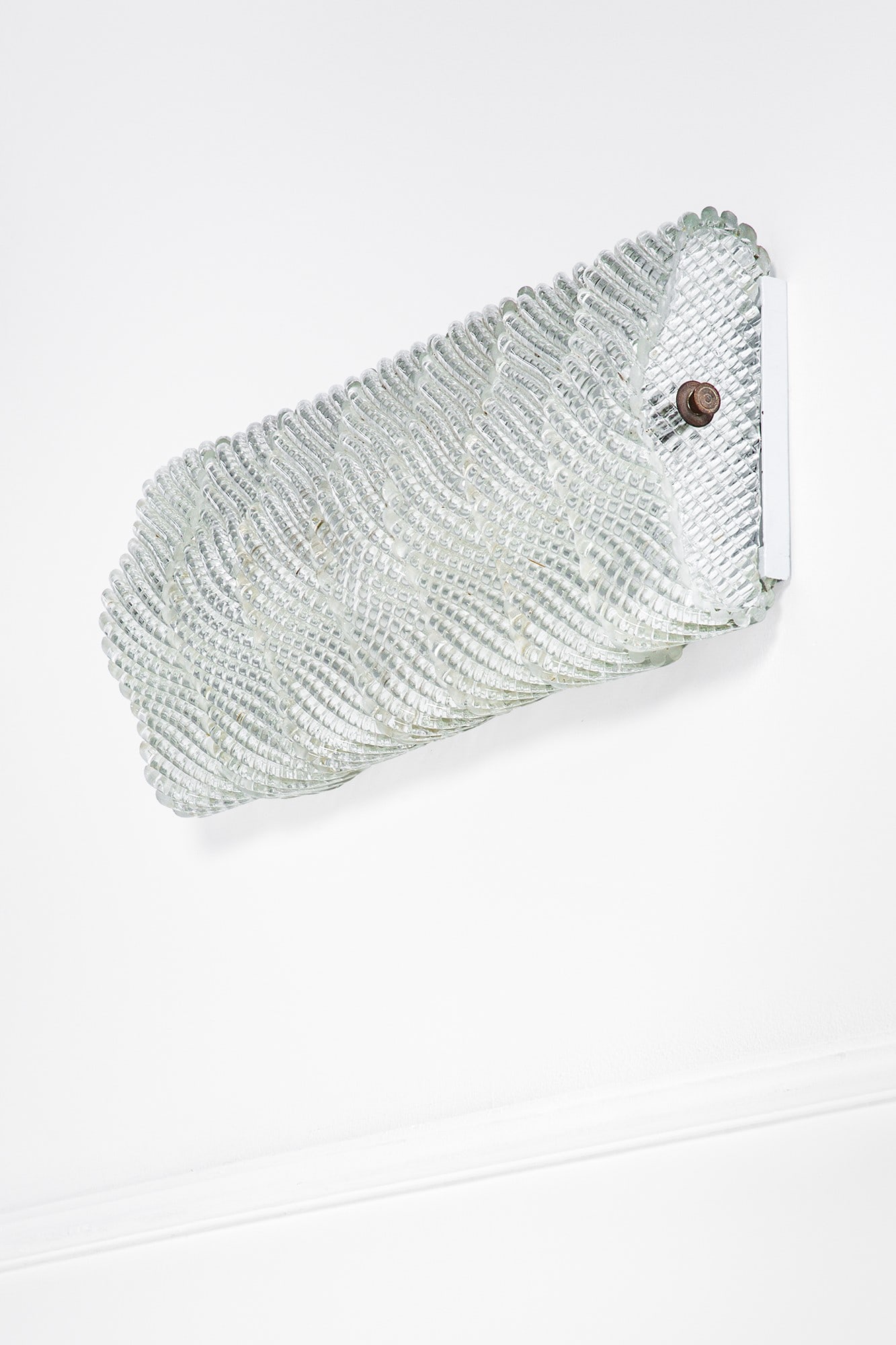 Venini. Lampada da plafone o da parete: Lampada da plafone o da parete Elementi in vetro diamante trasparente, ottone, metallo verniciato. Prod. Venini, 1940 ca. cm 26x58x13 Literature: M. Barovier e C. Sonego (a cura di), Venini Light
