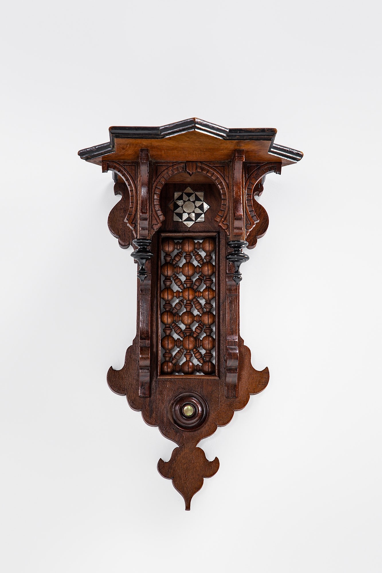 Giuseppe Parvis (attr.). Mensola: Mensola Legno intarsiato, legno scolpito, legno ebanizzato. Primi anni del '900 cm 30x20x18 Literature: Manfredo Lapi Gatteschi, Giuseppe Parvis. Ebanista e designer tra Egitto ed Europa nel secondo