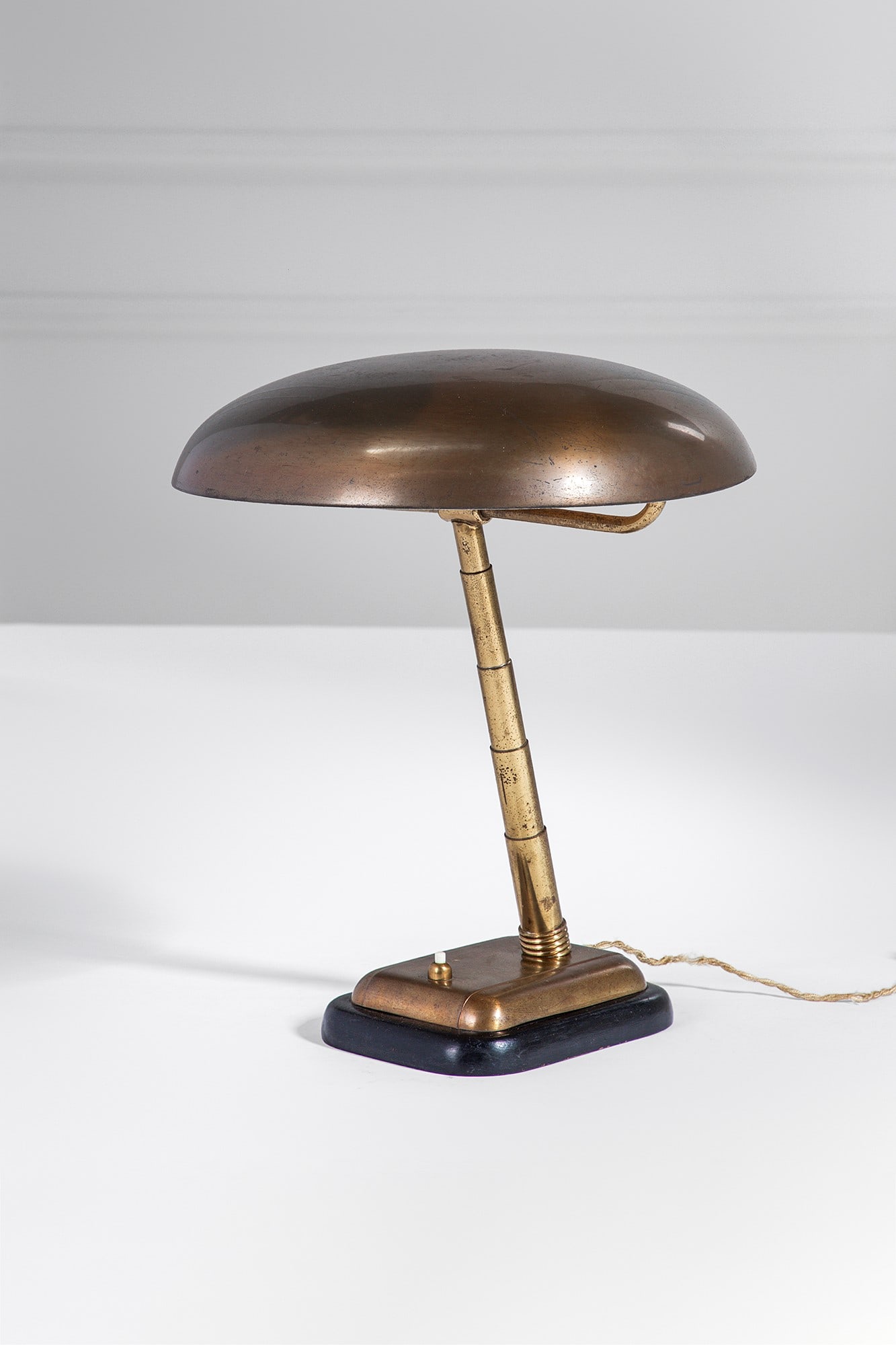 Oscar Torlasco (attr.). Lampada da tavolo: Lampada da tavolo Ottone, legno verniciato. 1950 ca. h cm 40, diam. cm 32