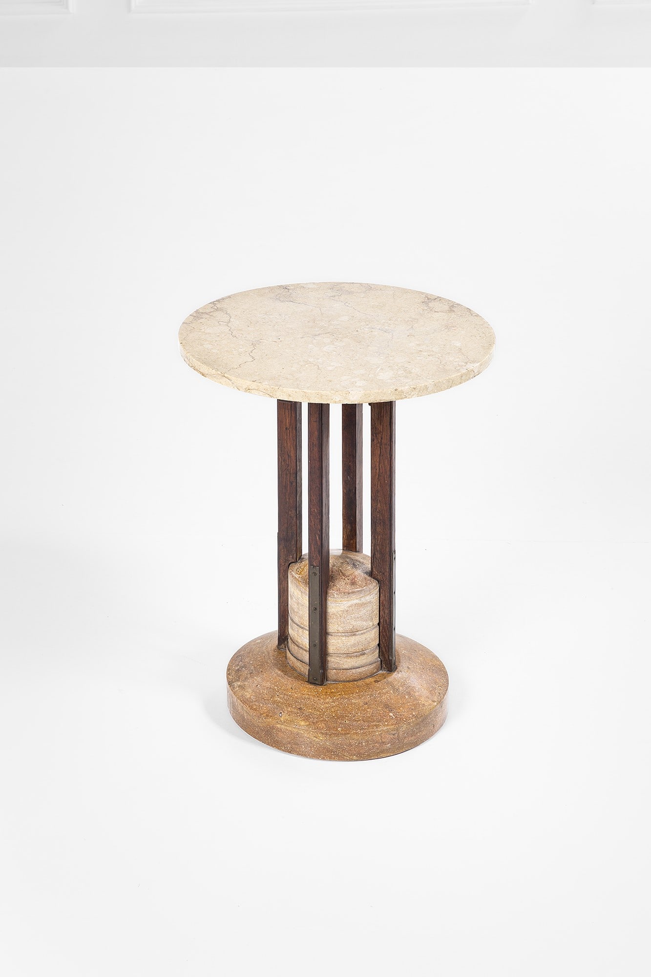 Guéridon: Guéridon Travertino, legno massello, ottone. 1940 ca. h cm 67, diam. cm 50