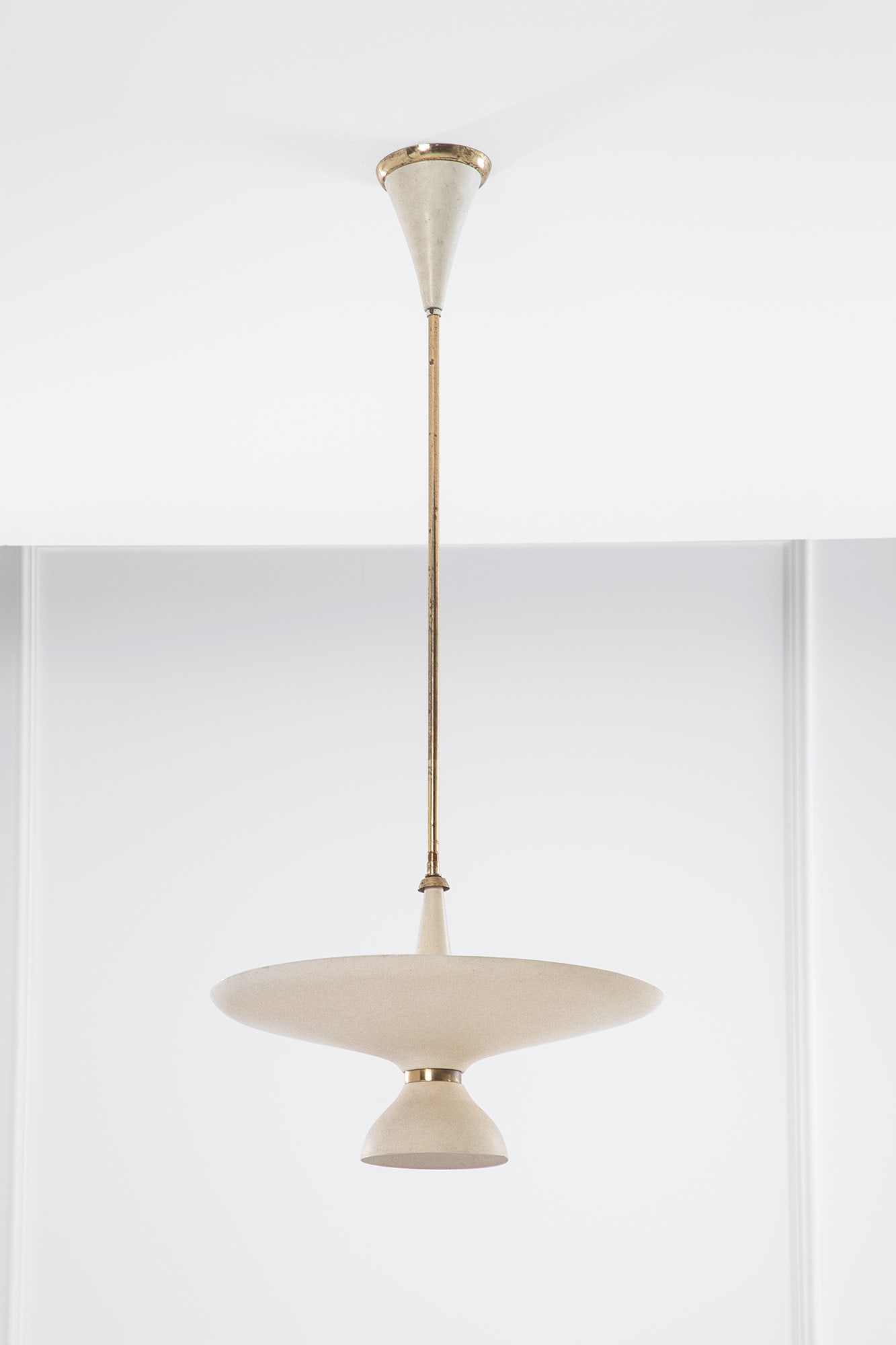 Stilnovo (attr.). Lampadario: Lampadario Metallo verniciato, ottone lucido. 1950 ca. h cm 120, diam. cm 53