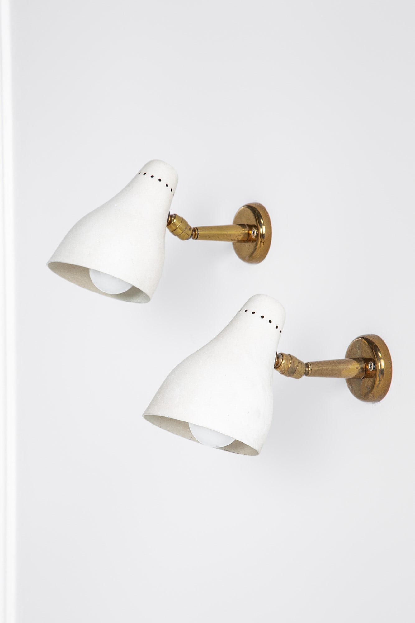 Giuseppe Ostuni. Due lampade da parete mod. 101 Vipera: Due lampade da parete mod. 101 Vipera Metallo verniciato, ottone lucido. Prod. O-Luce, 1949 ca. cm 14x10x19 Literature: T. Braeuniger, O-LUCE di Giuseppe Ostuni, Ein Werkverzeichnis, Lumi Press,