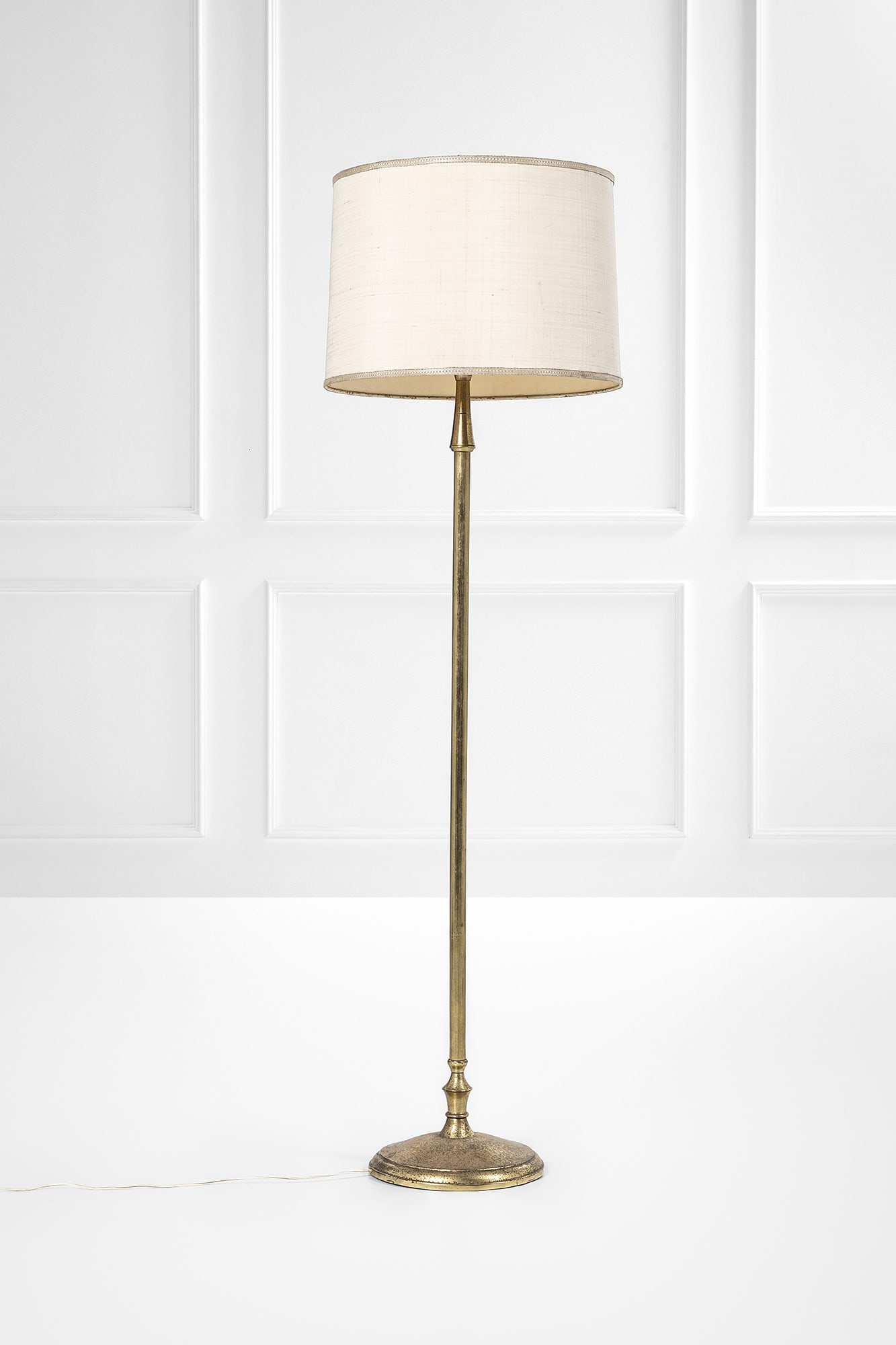 Lumi. Lampada da terra: Lampada da terra Ottone lucido, tessuto. Prod. Lumi, 1950 ca. Etichetta del produttore. h cm 178, diam. cm 53