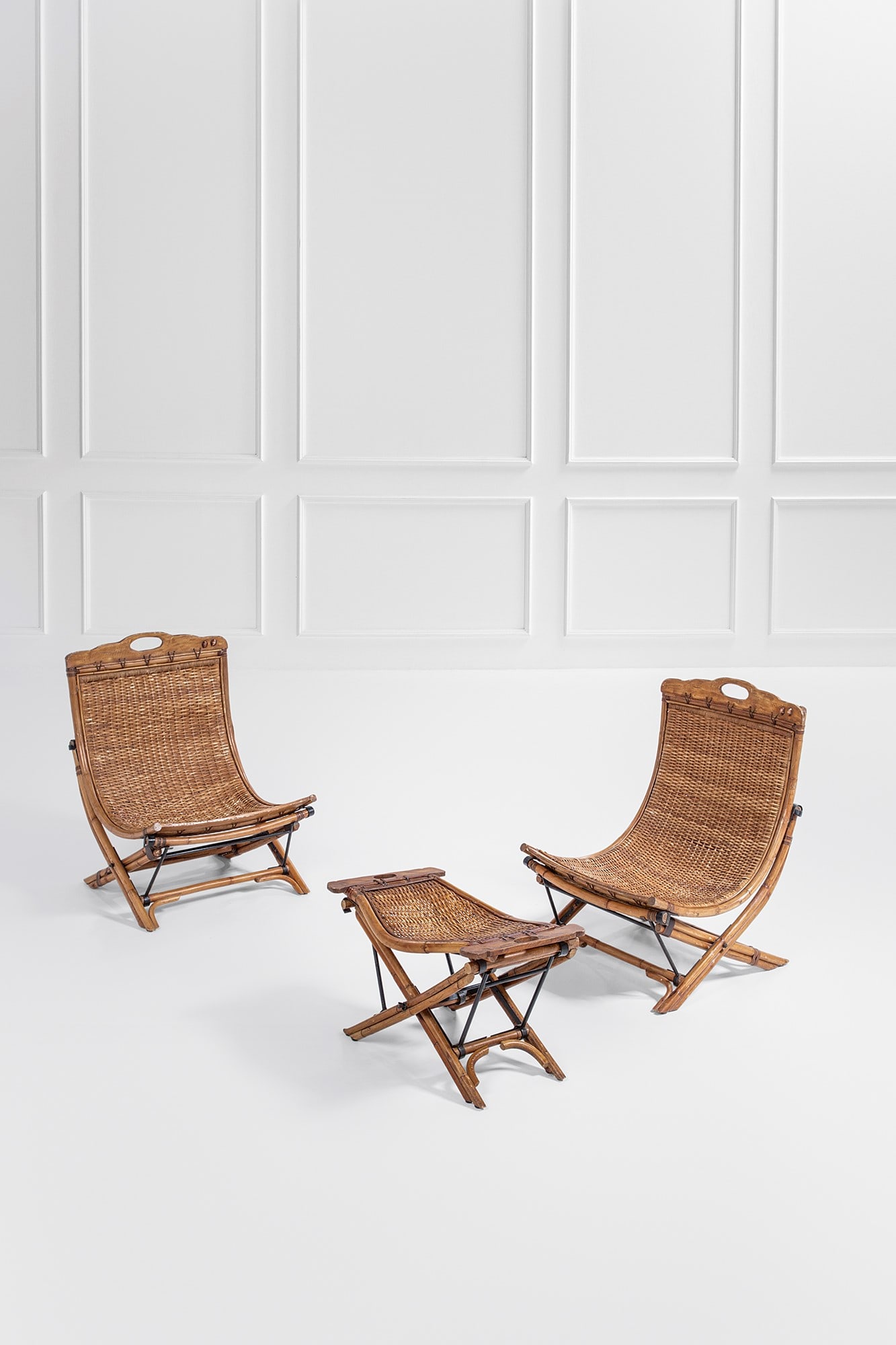 Due sedute da giardino e un poggiapiedi: Due sedute da giardino e un poggiapiedi Legno, bambù, rattan, midollino, metallo verniciato. 1950 ca. Seduta cm 91x67x68; poggiapiedi cm 45x73x45