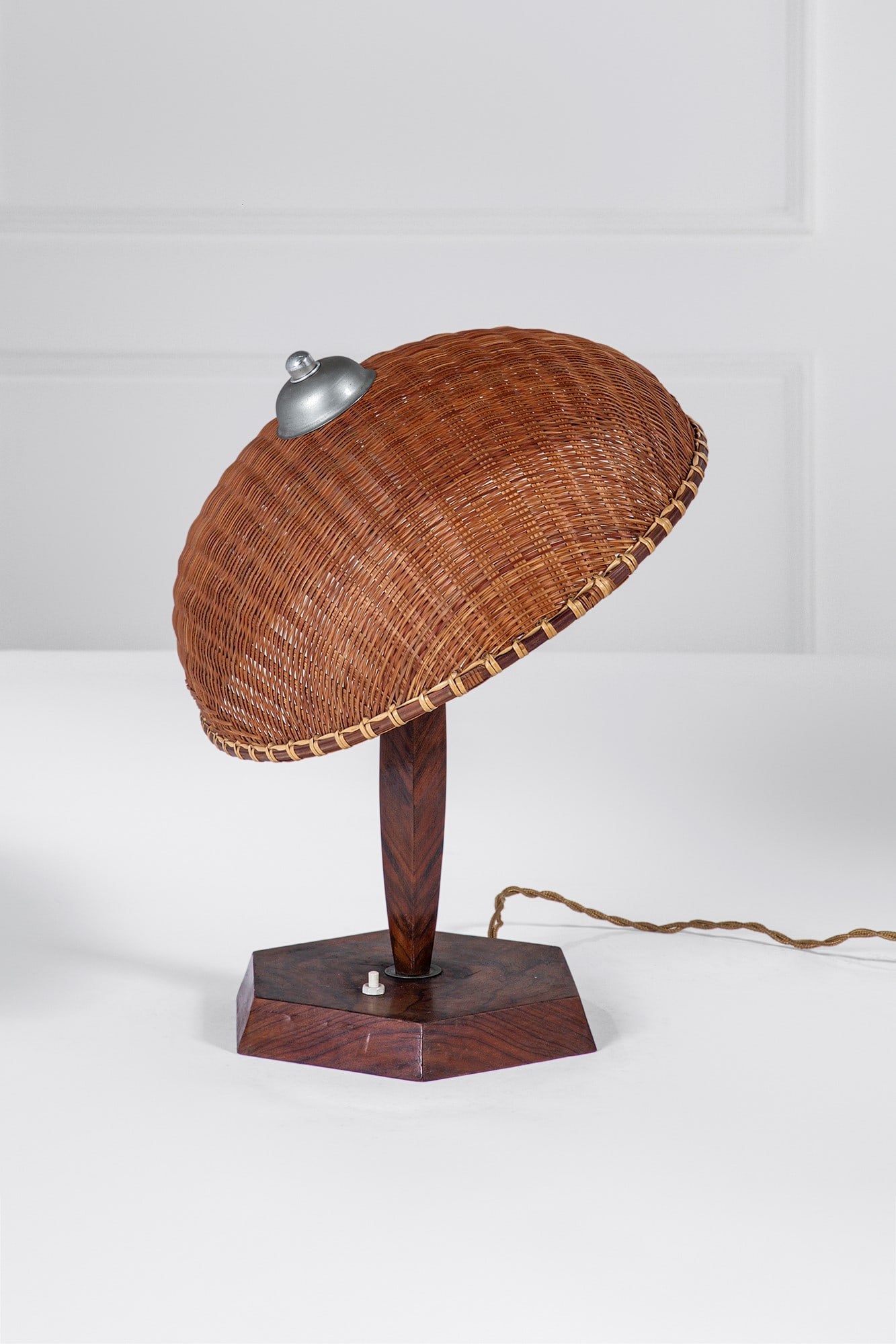 Lampada da tavolo: Lampada da tavolo Legno impiallacciato, vimini, metallo nichelato. 1940 ca. h cm 43, diam. cm 36
