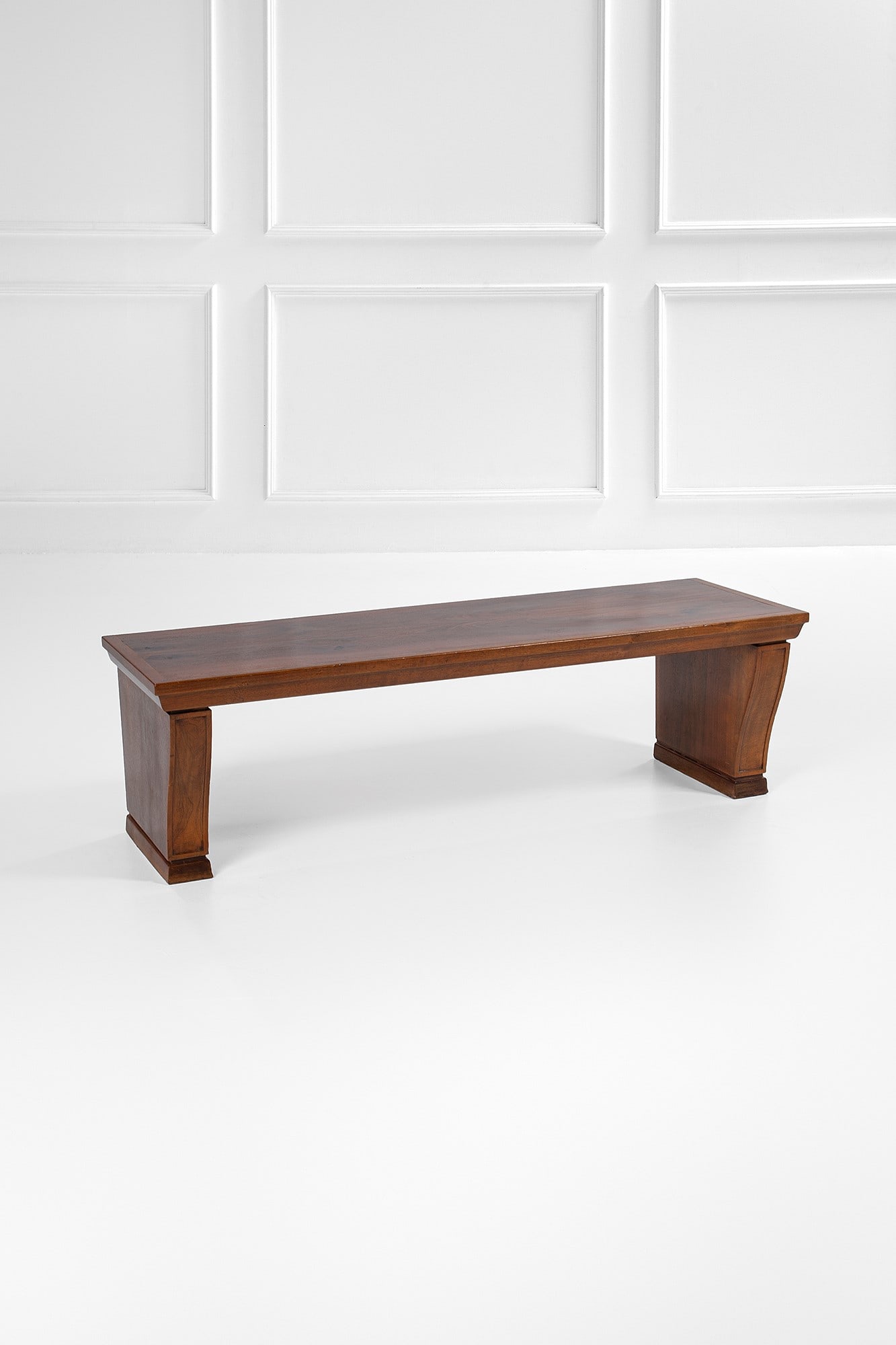 Grande panca: Grande panca Legno massello sagomato, legno impiallacciato. 1940 ca. cm 46x150x50