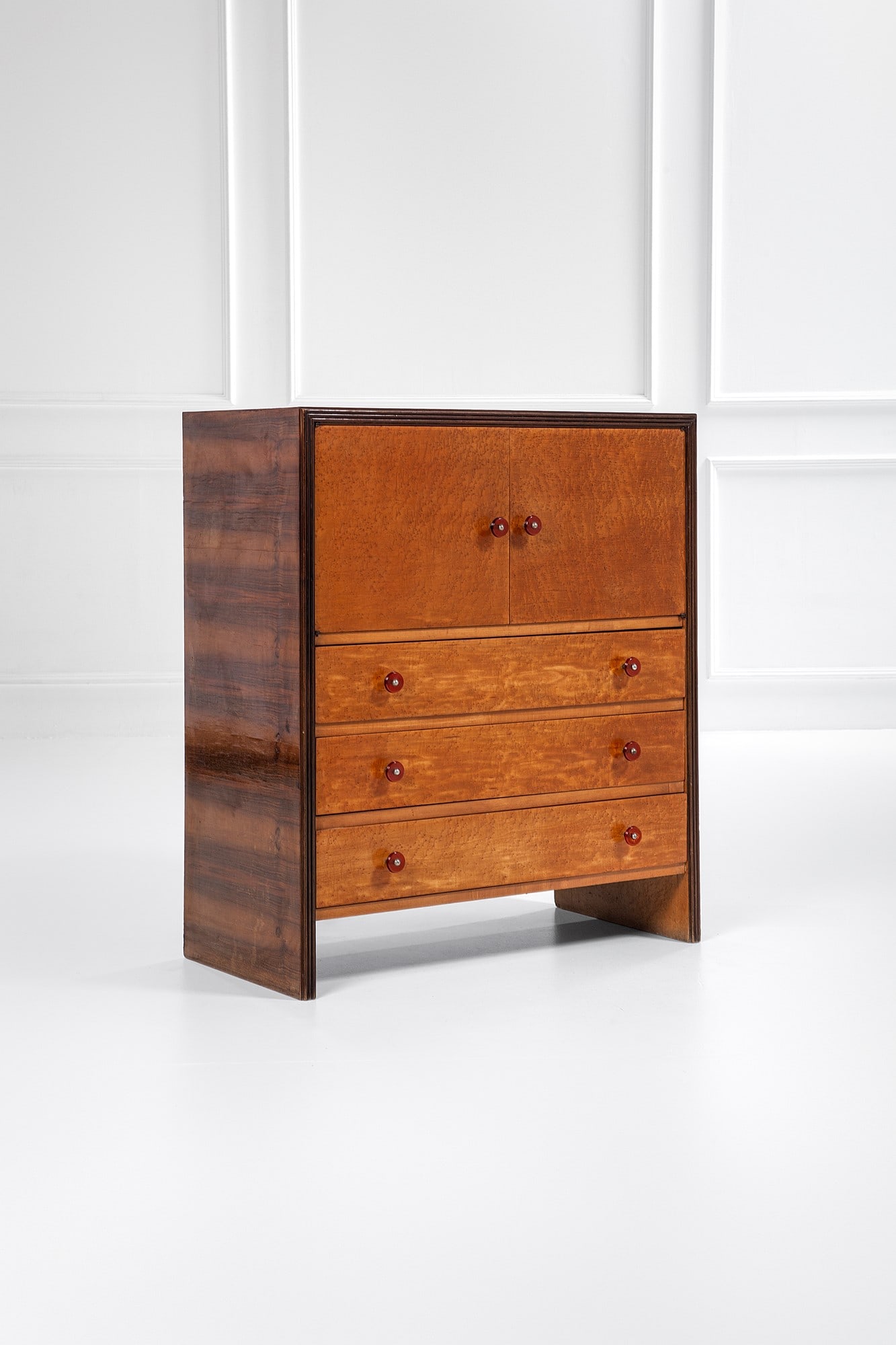 Cabinet con cassetti e due ante: Cabinet con cassetti e due ante Legno impiallacciato, radica, legno massello, metallo nichelato, lucite colorata. 1940 ca. cm 113x96x53