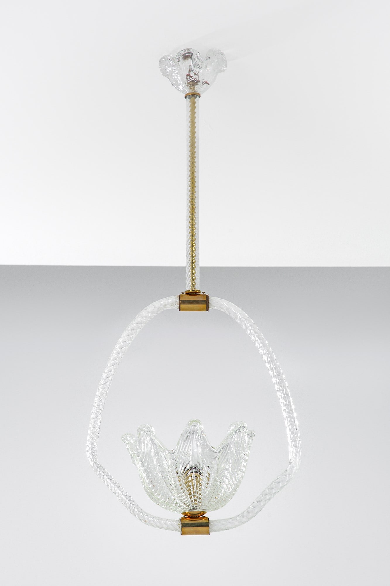 Lampadario: Lampadario Vetro trasparente a torchon ed elementi in vetro a foglie, ottone. 1940 ca. cm 85x35x22