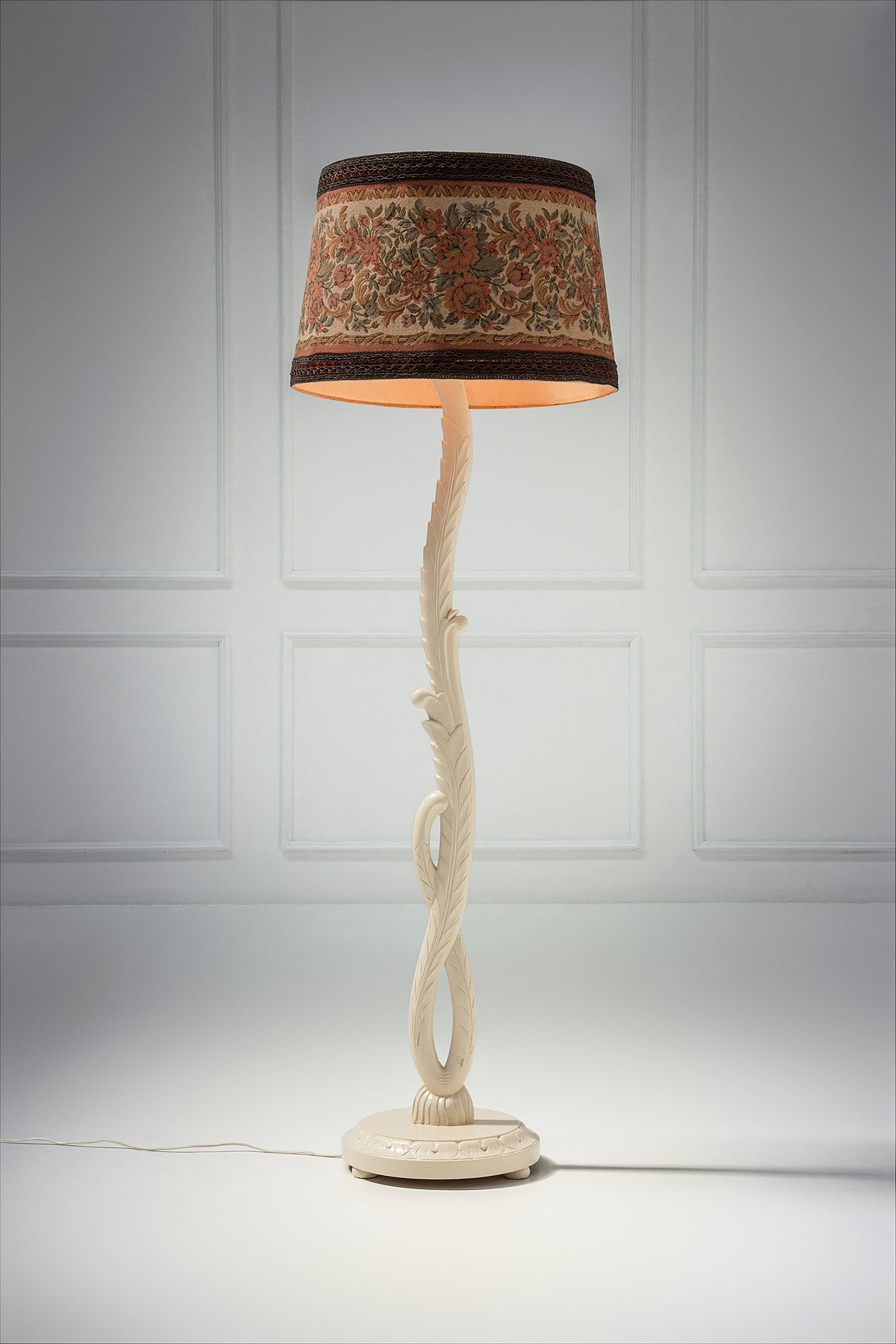 Giovanni Gariboldi (attr.). Lampada da terra: Lampada da terra Legno scolpito a guisa di foglie, sagomato e laccato, tessuto. 1940 ca. h cm 176, diam. cm 60