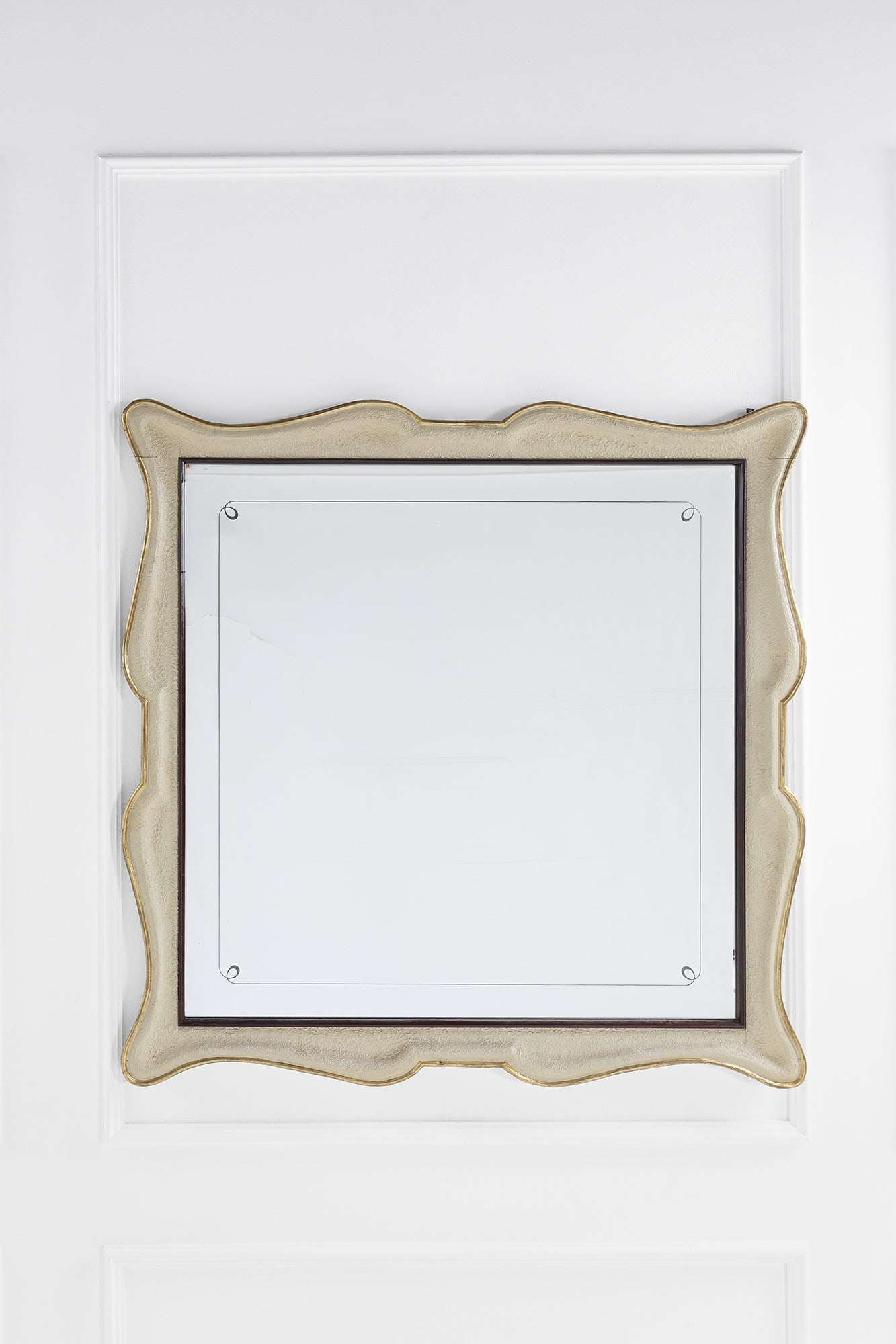 Osvaldo Borsani (attr.). Specchiera: Specchiera Legno laccato e dorato, vetro specchiato. 1950 ca. cm 134x134x4