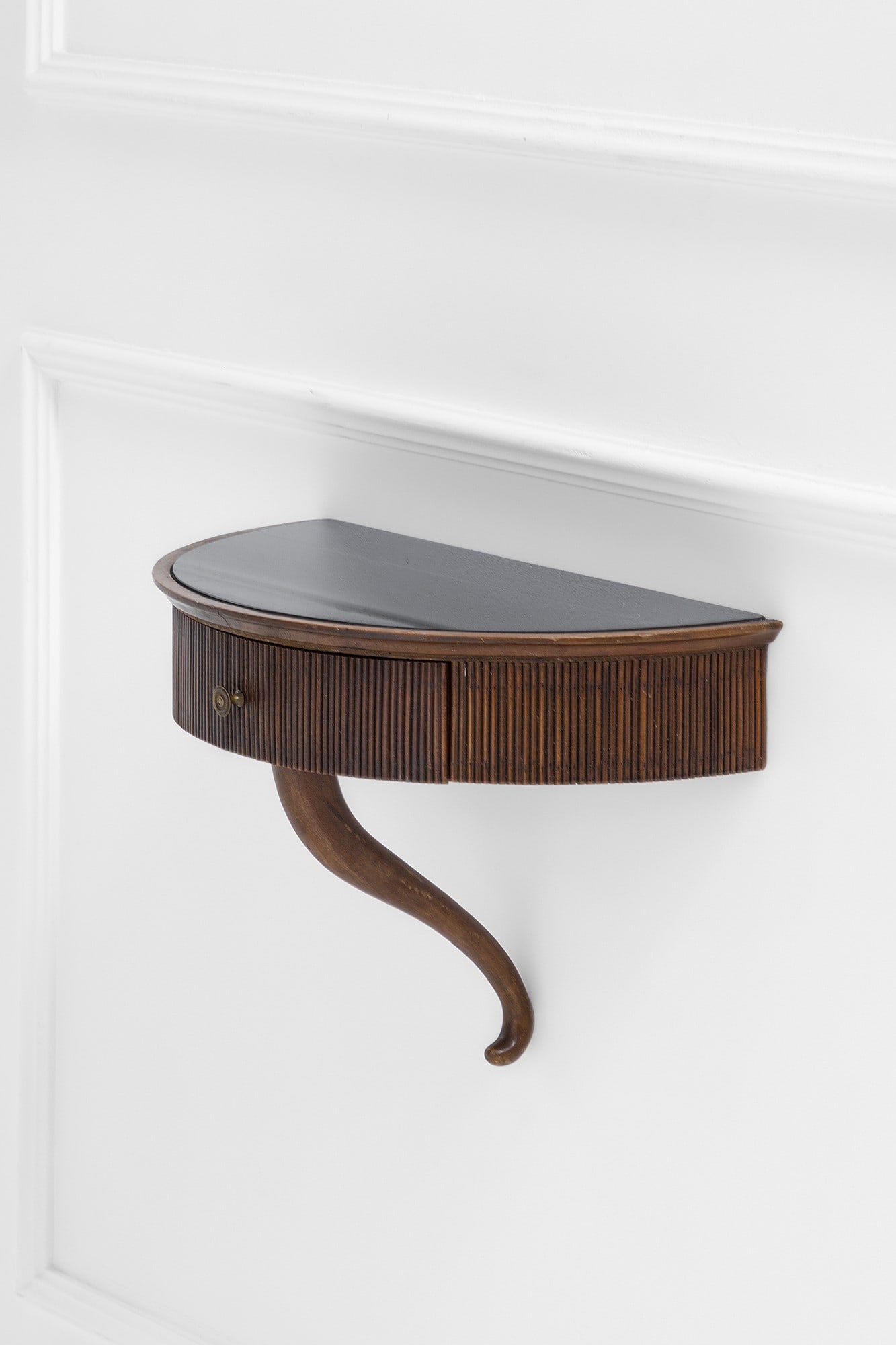 Piccola console pensile con cassetto: Piccola console pensile con cassetto Legno sagomato, legno grissinato, vetro colorato, ottone. 1950 ca. cm 38x55x30