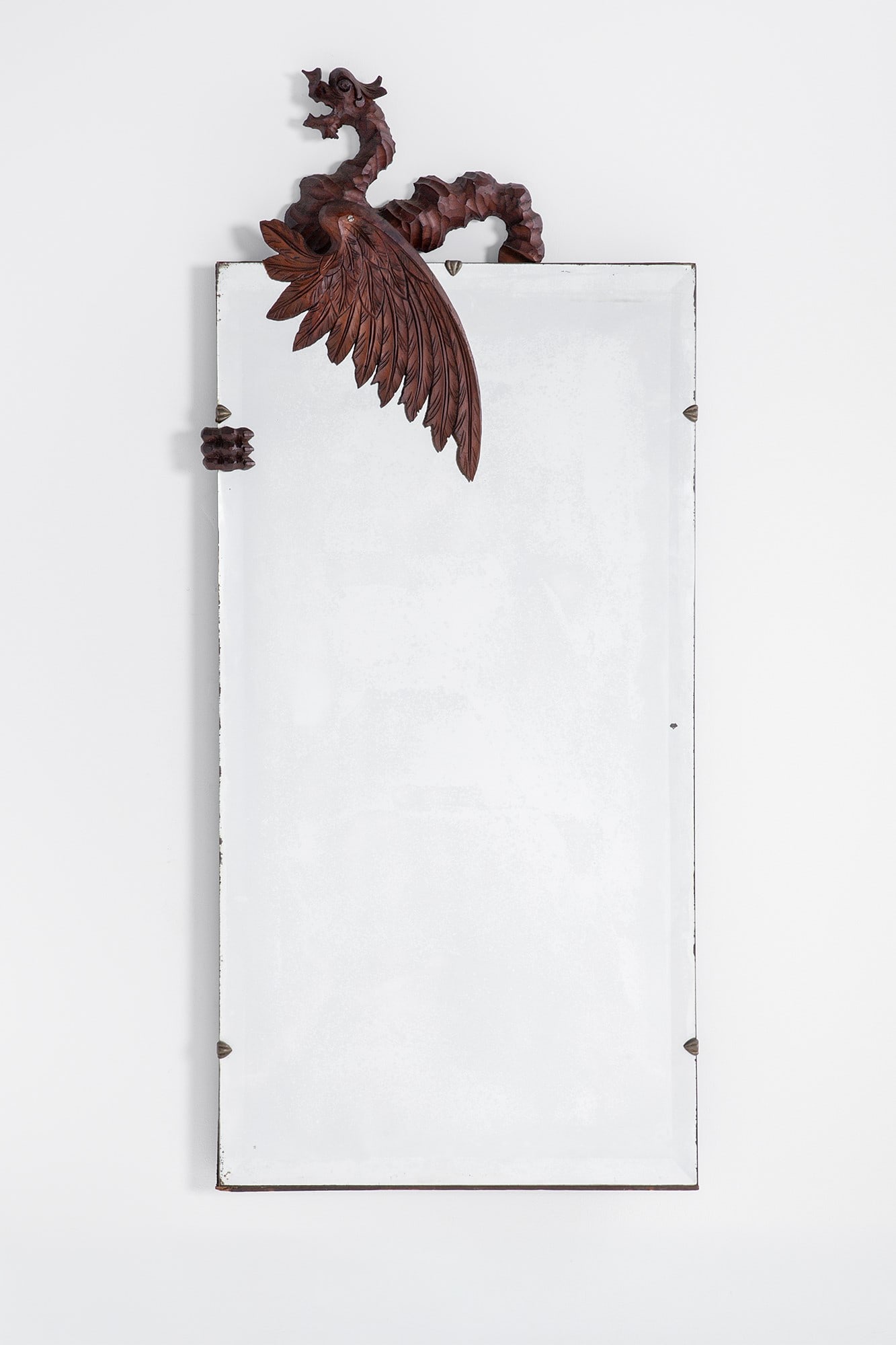 Luigi Brusotti. Specchio da parete con scultura a guisa di drago: Specchio da parete con scultura a guisa di drago Legno scolpito, cristallo specchiato, ottone. Prod. Brusotti, 1950 ca. cm 128x57x7