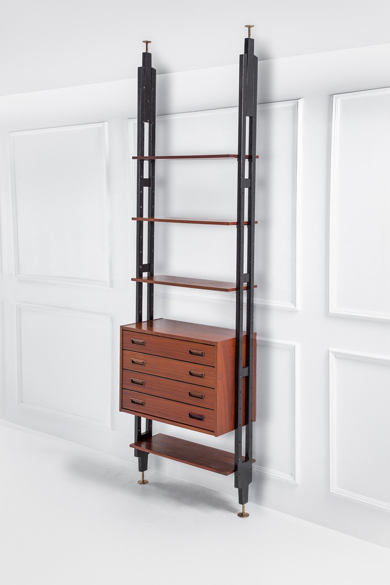 Libreria cielo-terra ad una campata: Libreria cielo-terra ad una campata Mensole e cassettiera. Legno tinto, legno impiallacciato, ottone. 1950 ca. cm 295x86x40