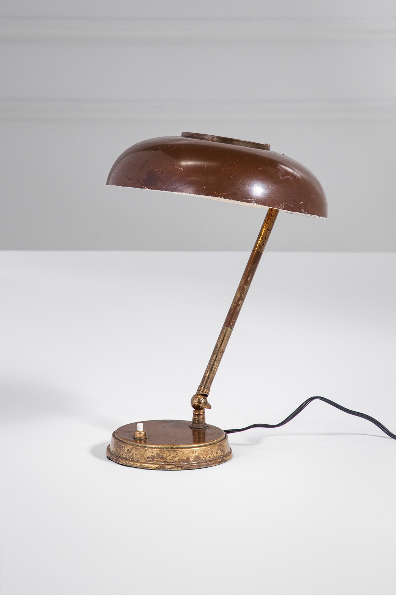 Oscar Torlasco (attr.). Lampada da tavolo: Lampada da tavolo Metallo verniciato, ottone lucido. 1950 ca. h cm 34, diam. cm 25