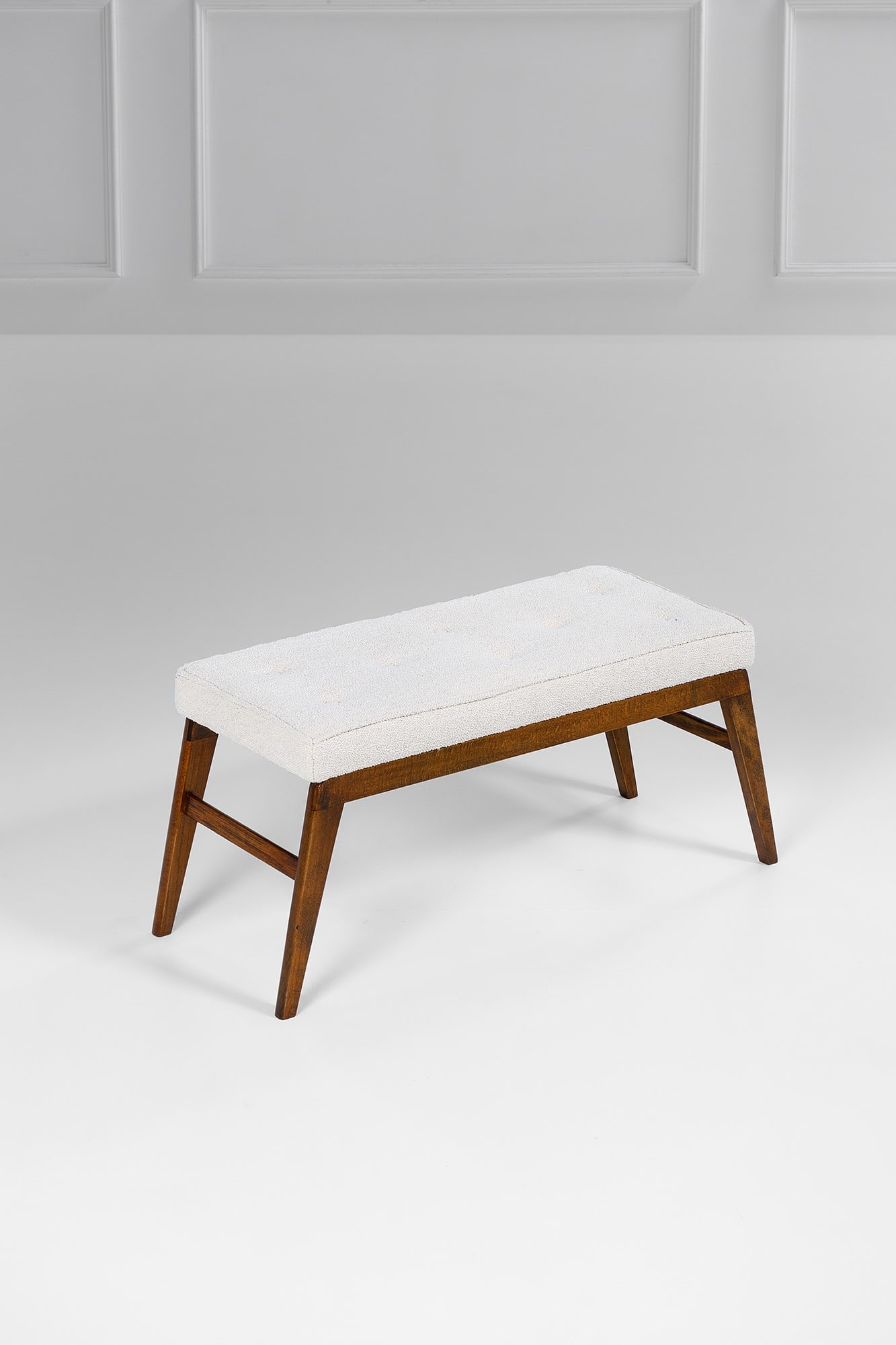 Scuola di Torino. Panca: Panca Legno massello sagomato, tessuto. 1950 ca. cm 44x84x37