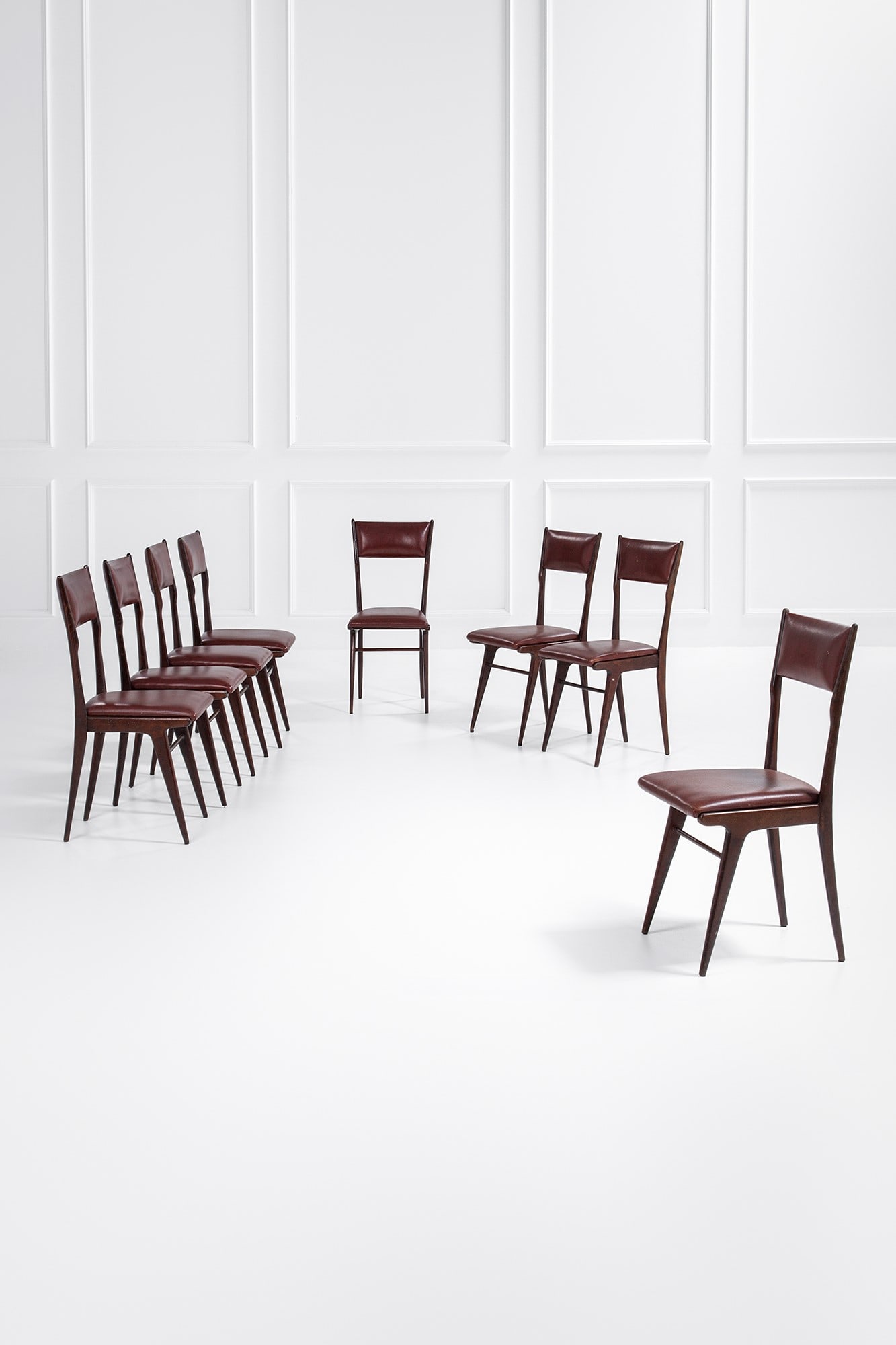 Carlo De Carli, nel gusto di. Otto sedie: Otto sedie Legno tinto sagomato, similpelle. 1950 ca. cm 94x41x48