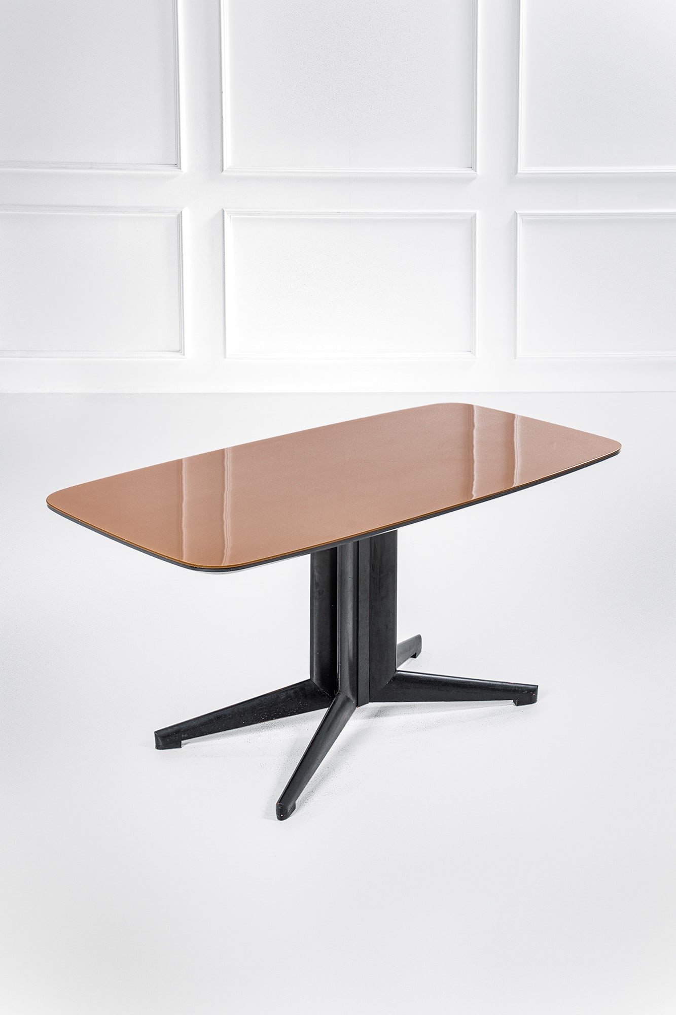 Tavolo: Tavolo Legno tinto, vetro colorato molato. 1950 ca. cm 78x163x87