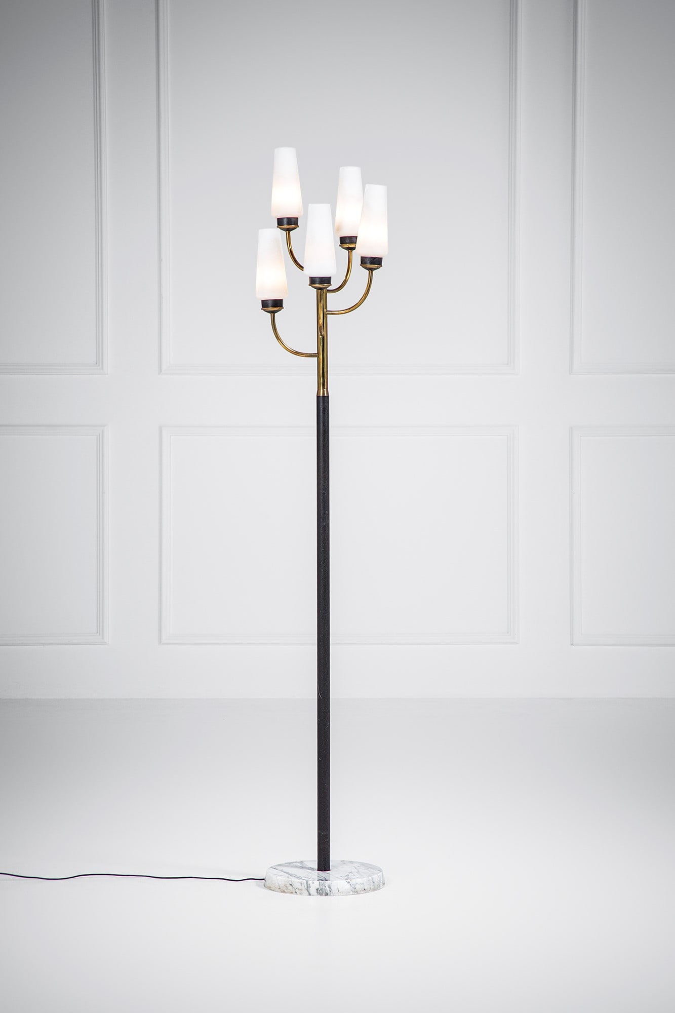 Lampada da terra: Lampada da terra Ottone, metallo verniciato, vetro opalino satinato, marmo. 1950 ca. h cm 170, diam. cm 30