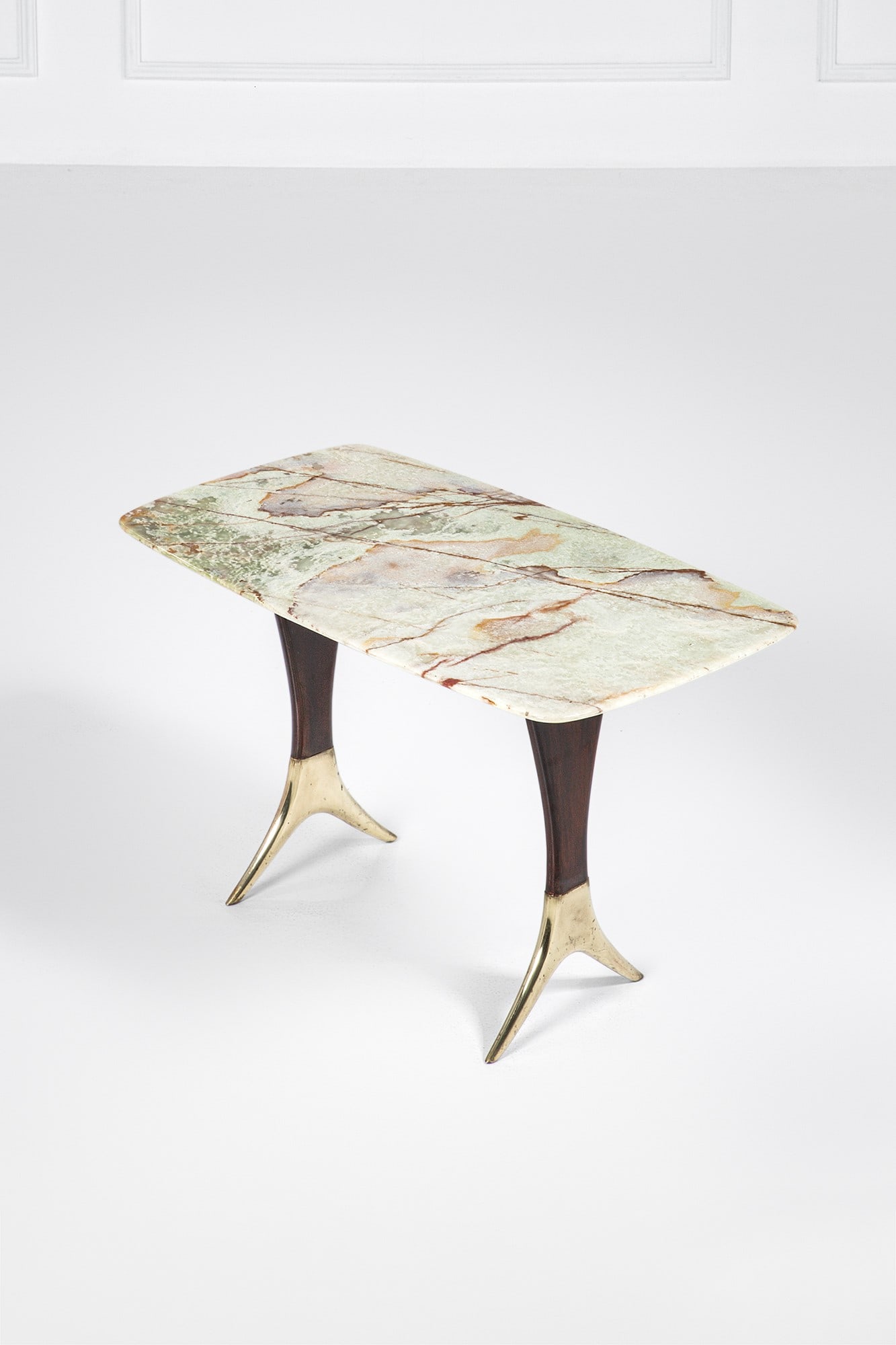 Guglielmo Ulrich, nel gusto di. Tavolino: Tavolino Legno tinto sagomato, ottone, marmo. 1950 ca. cm 49x85x46