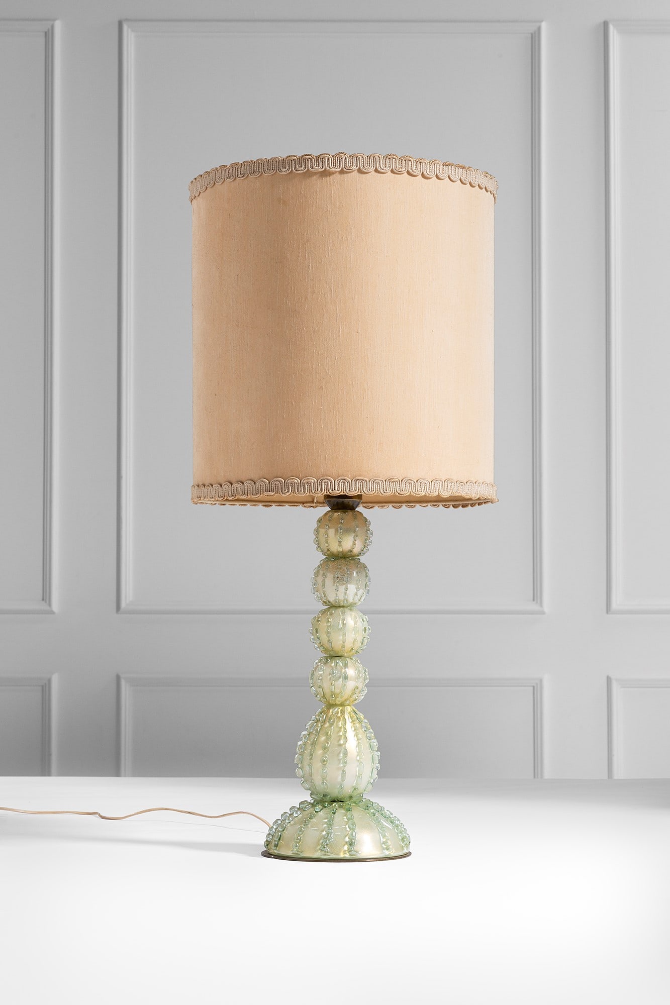 Barovier & Toso. Lampada tavolo: Lampada da tavolo Vetro di Murano a bugne con inclusioni d'oro, tessuto. Prod. Barovier & Toso, 1940 ca. h cm 86, diam. cm 39