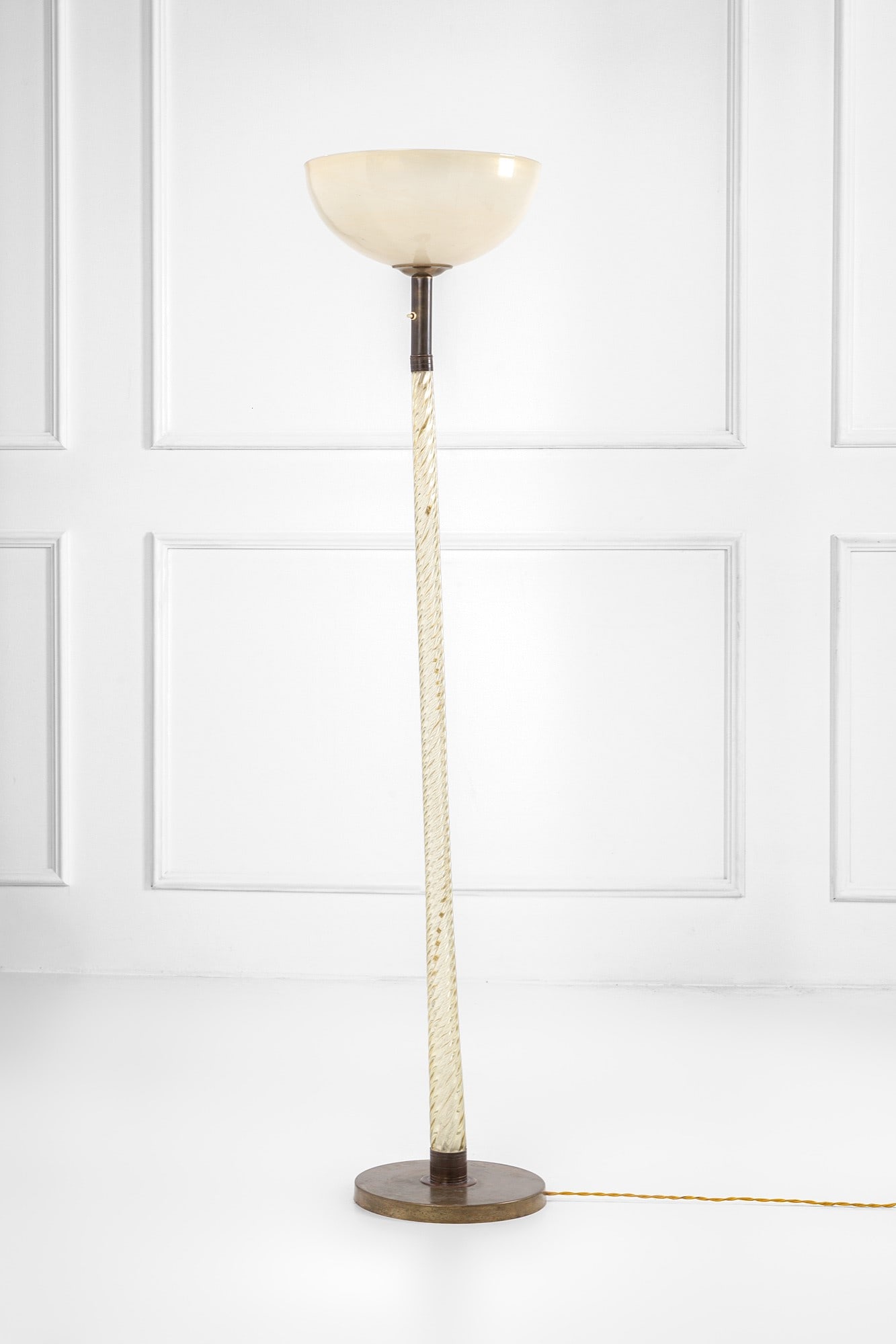 Tomaso Buzzi (attr.). Lampada da terra: Lampada da terra Vetro con inclusioni d'oro, vetro a torciglione, ottone. 1930 ca. h cm 172, diam. diffusore cm 38,5