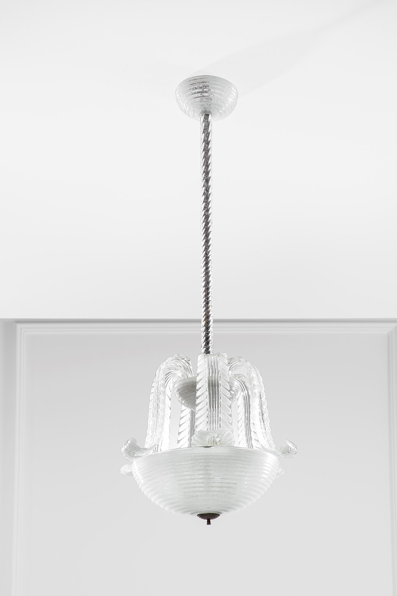 Barovier & Toso. Lampadario: Lampadario Vetro pulegoso, vetro costolato, vetro a torchon. Prod. Barovier & Toso, 1940 ca. h cm 100, diam. cm 40