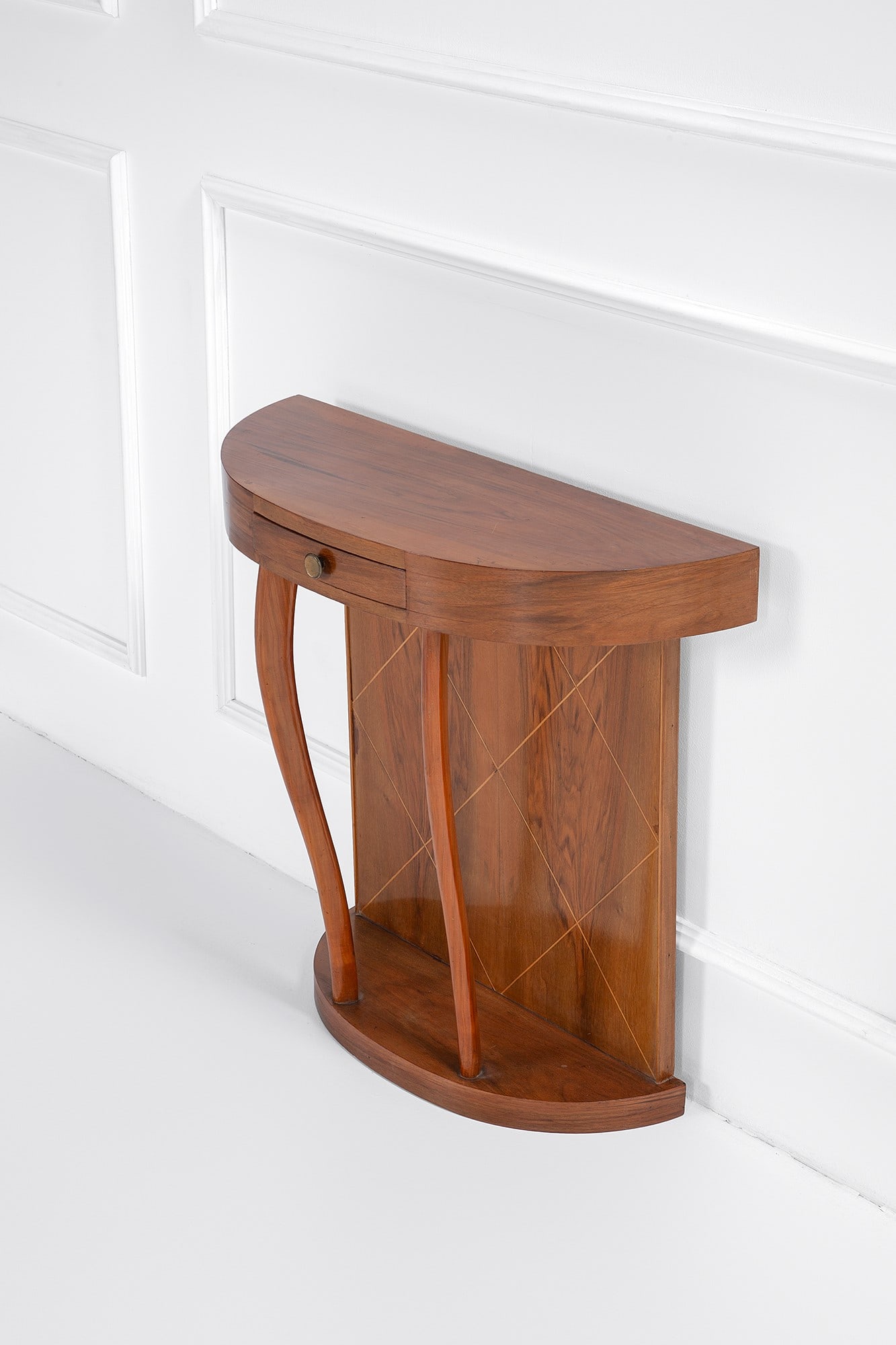 Console: Console Legno impiallacciato, legno massello, legno intarsiato a motivi di losanghe. 1940 ca. cm 80x85x33