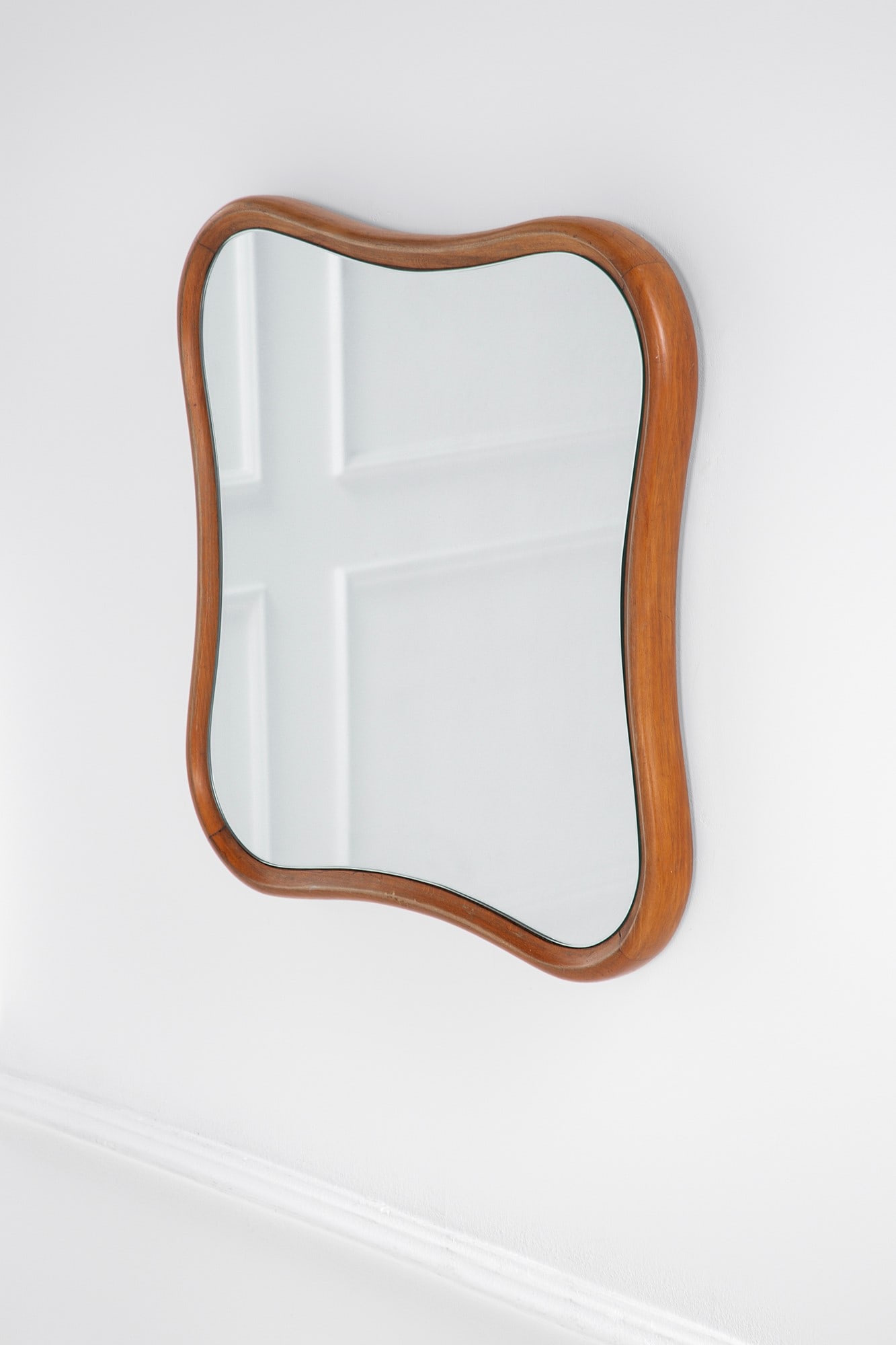 Osvaldo Borsani, nel gusto di. Specchio da parete: Specchio da parete Legno massello sagomato. 1950 ca. cm 60x60x6