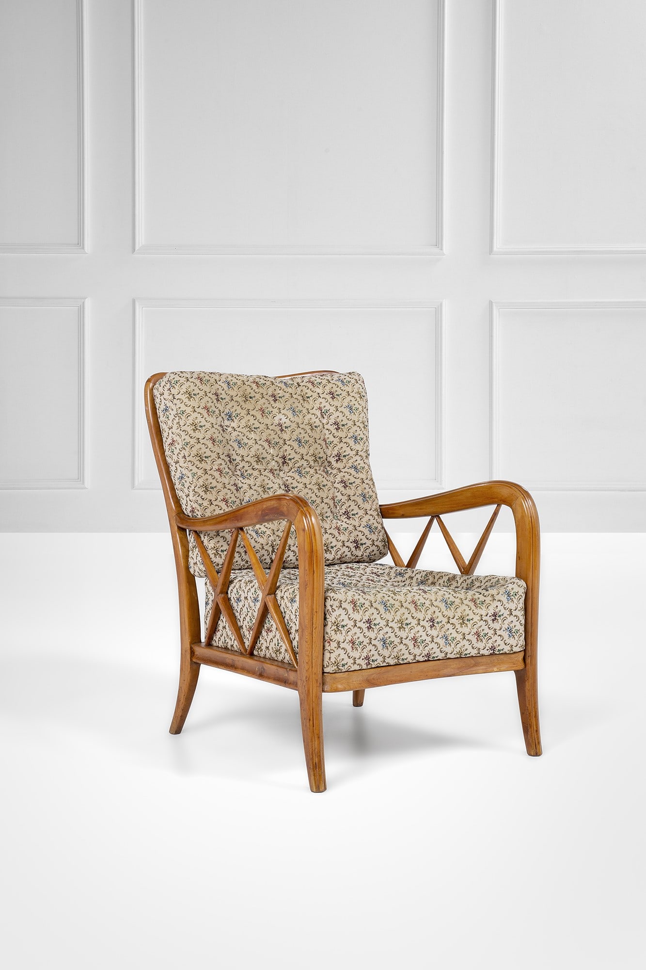 Paolo Buffa (attr.). Poltrona: Poltrona Legno massello sagomato, tessuto. 1950 ca. cm 80x60x66