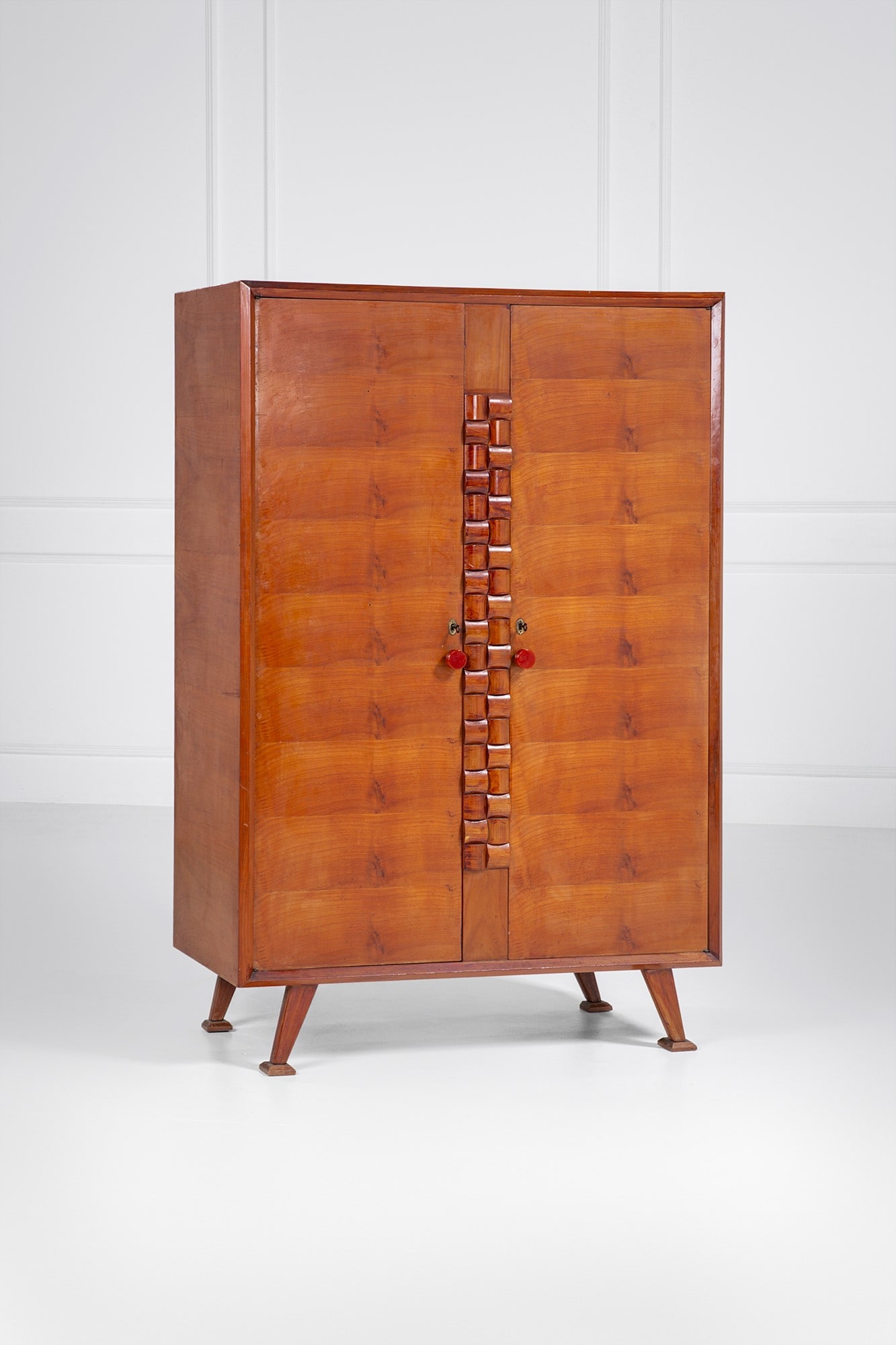 Cabinet: Cabinet Legno impiallacciato, legno massello sagomato. 1950 ca. cm 188x128x55