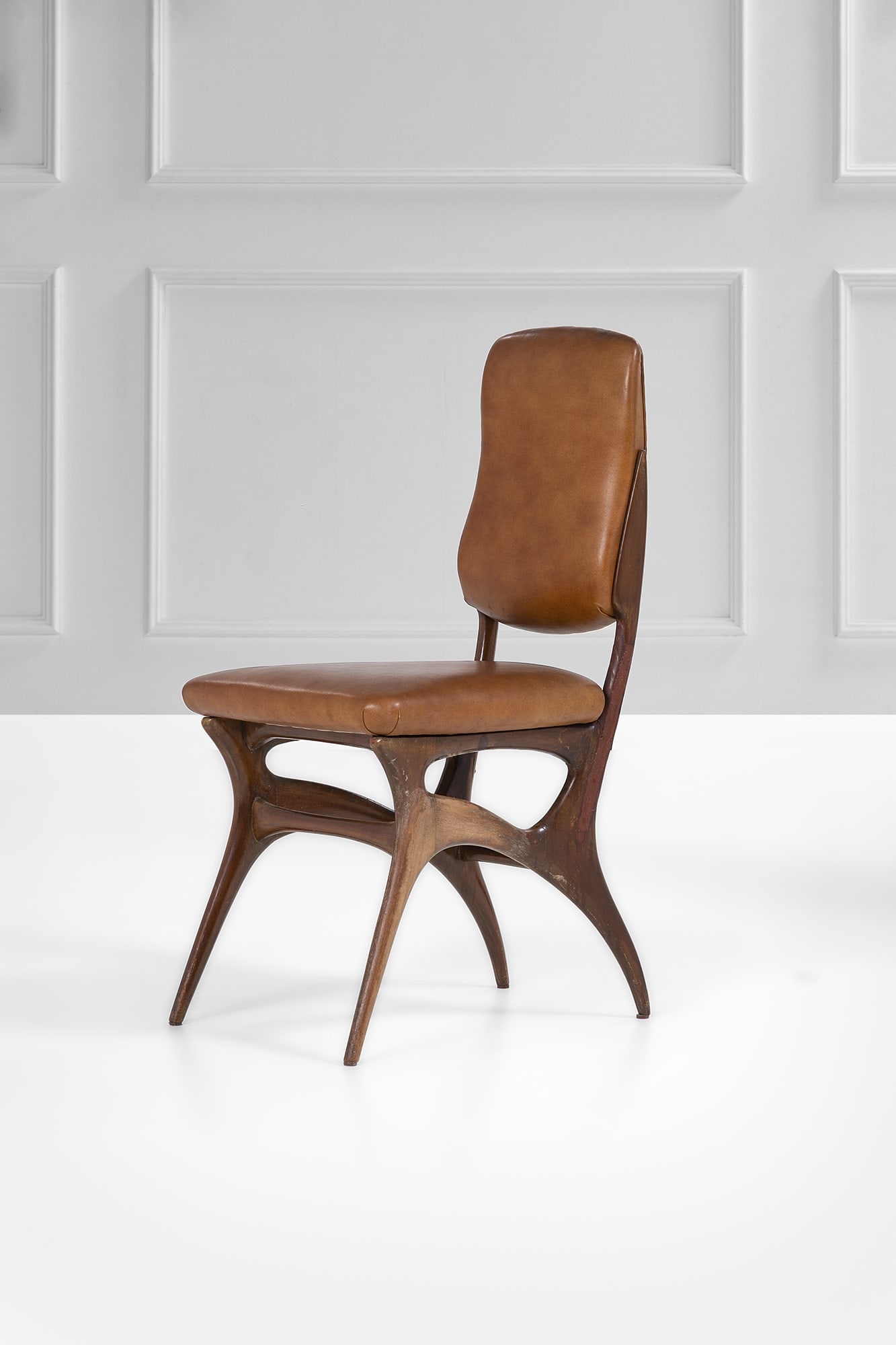 Pierluigi Giordani (attr.). Sedia: Sedia Legno tinto sagomato, pelle. 1950 ca. cm 92x45x50