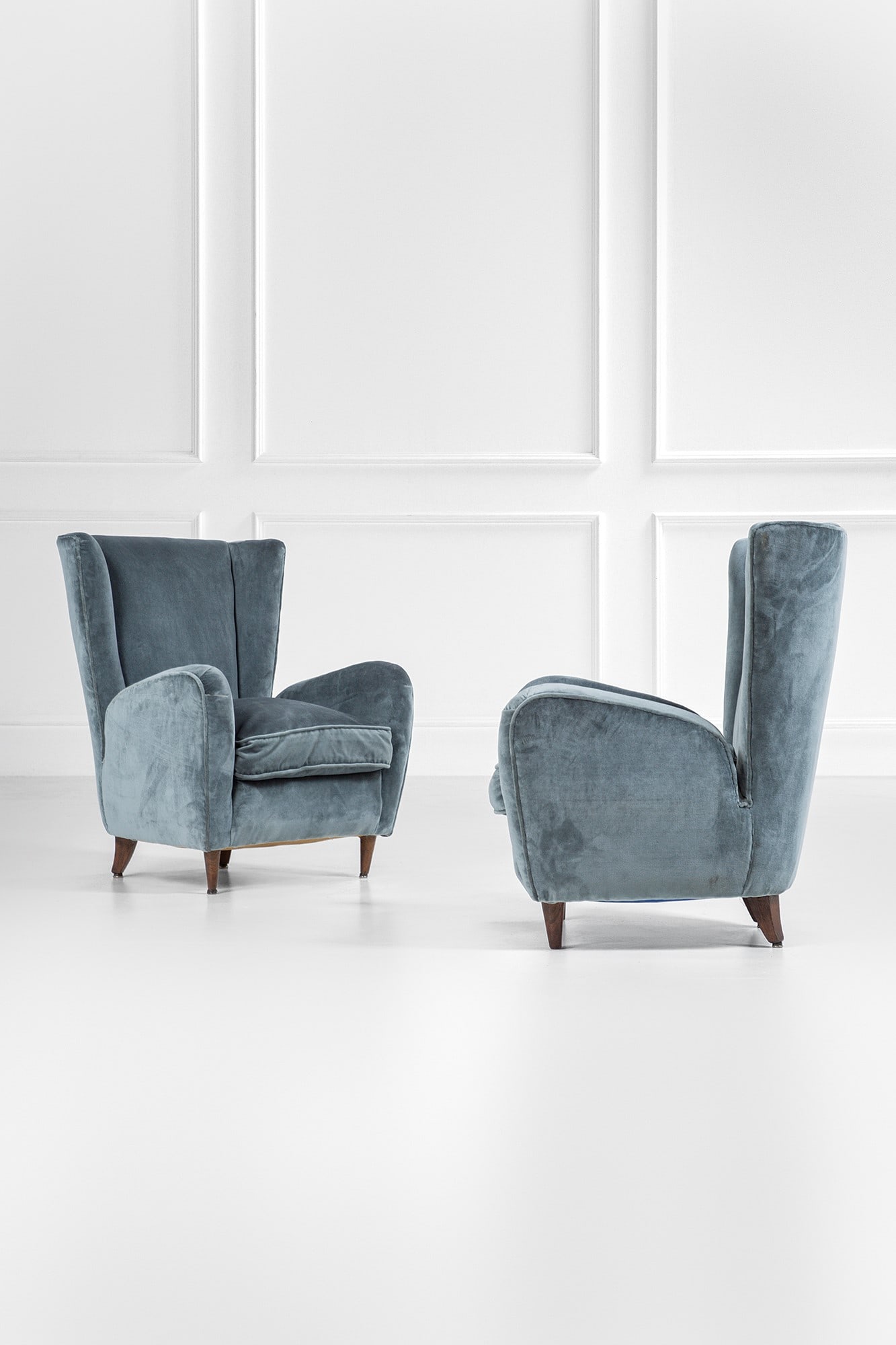 Paolo Buffa. Due poltrone mod. Bristol: Due poltrone mod. Bristol Legno, tessuto. 1950 ca. Modello disegnato per l'hotel Bristol di Merano. cm 88x71x70
