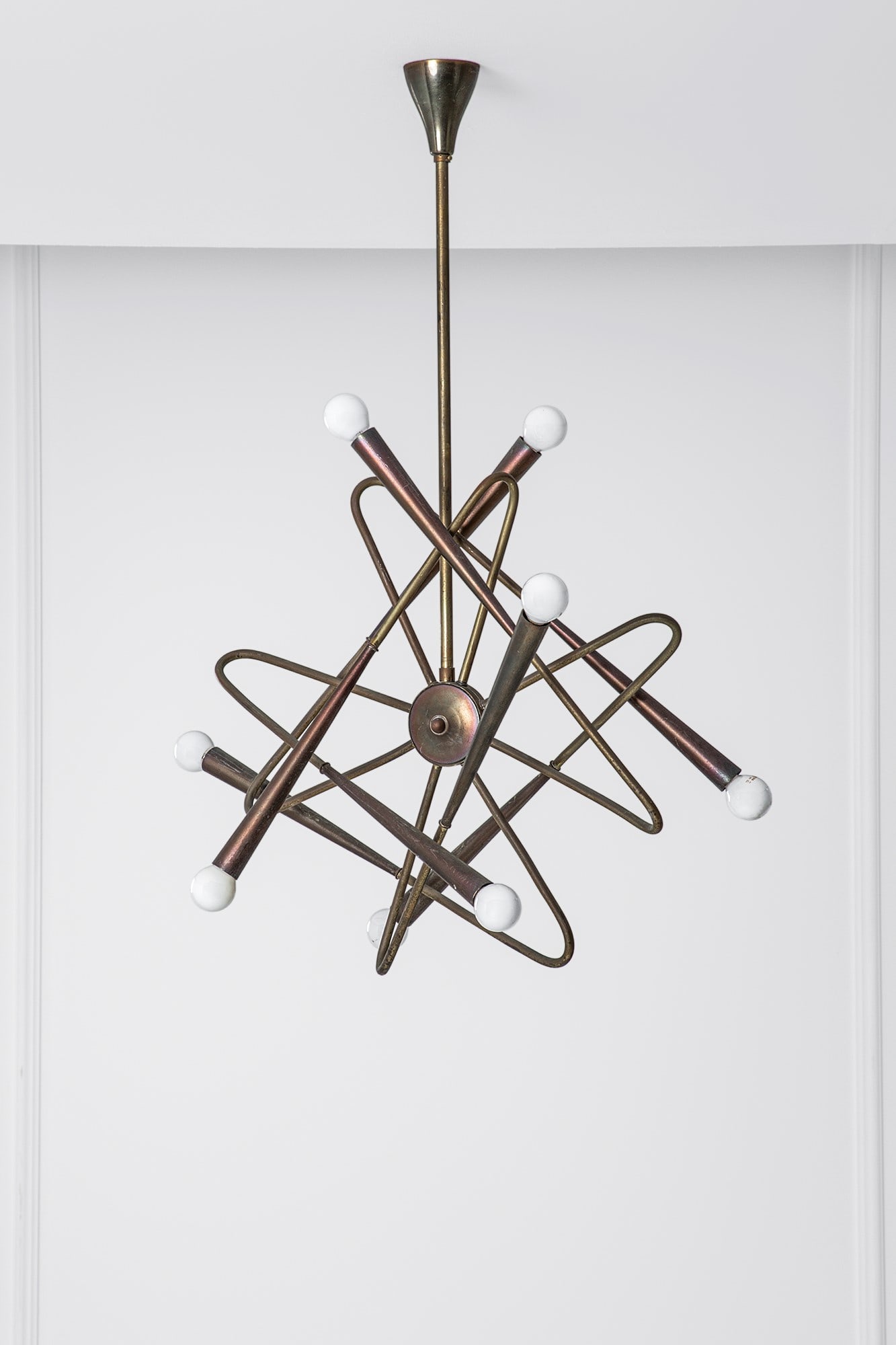 Stilnovo (attr.). Lampadario Saturno: Lampadario Saturno Profilati di ottone curvati, ottone lucido. 1950 ca. cm 95x68x40