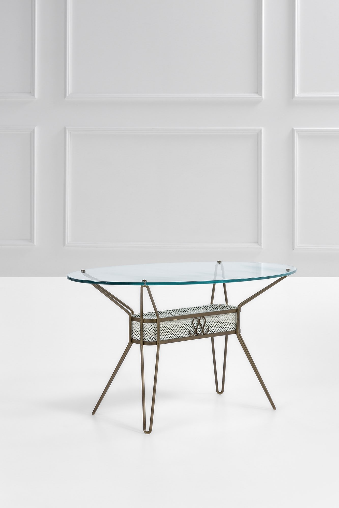 Tavolino con portafiori: Tavolino con portafiori Ottone, metallo verniciato, cristallo molato, vasca portafiori. 1950 ca. cm 47x90x51