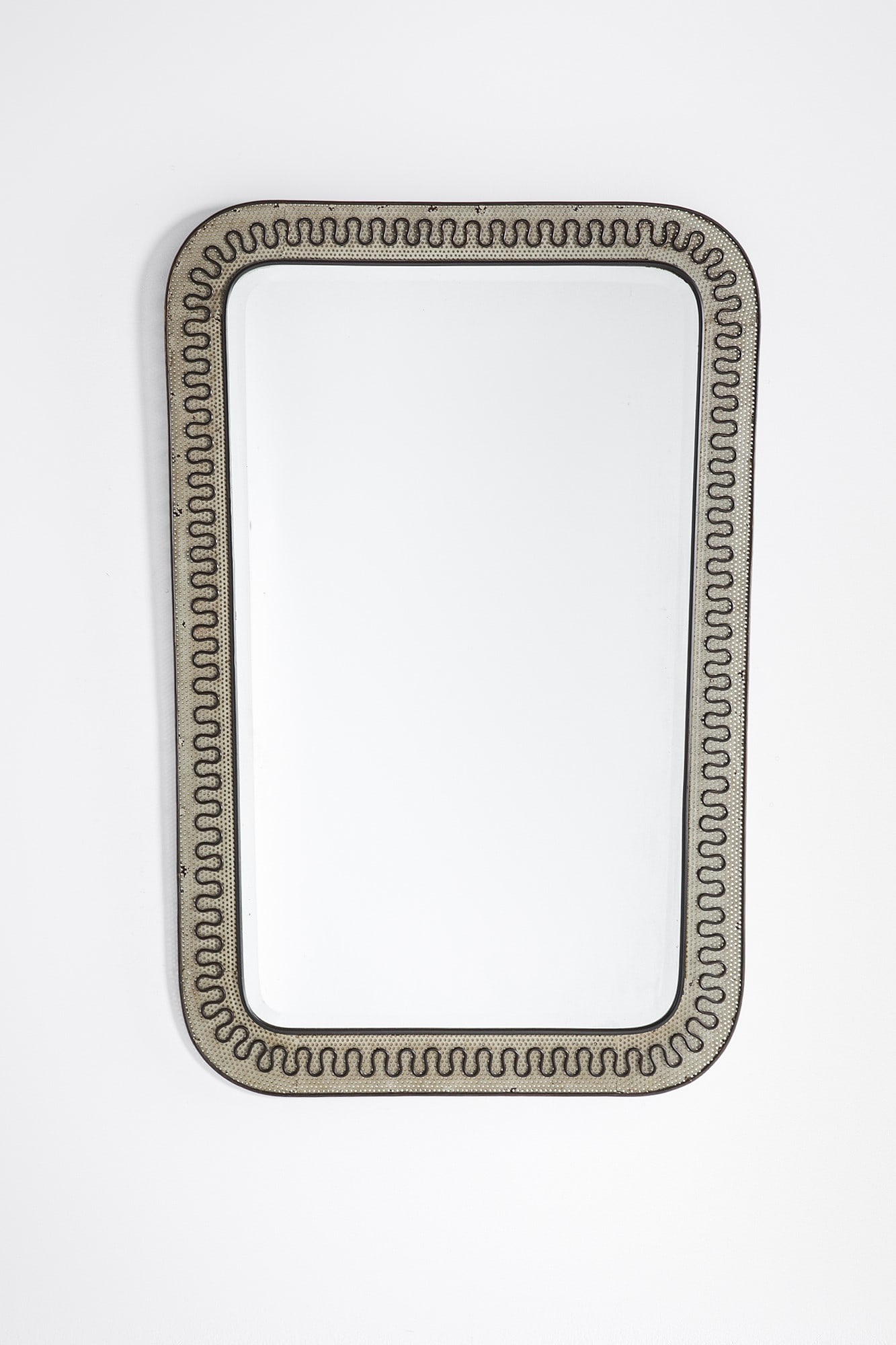 Specchio da parete: Specchio da parete Metallo verniciato, ottone, vetro specchiato molato. 1950 ca. cm 90x62x2