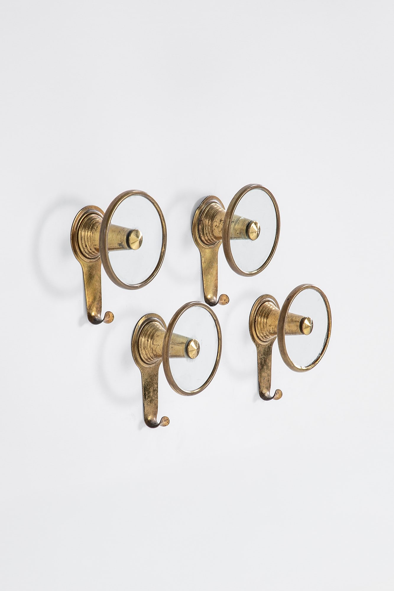 Cristal Art (attr.). Quattro appendiabiti da parete: Quattro appendiabiti da parete Ottone, cristallo. 1950 ca. cm 15x10x7