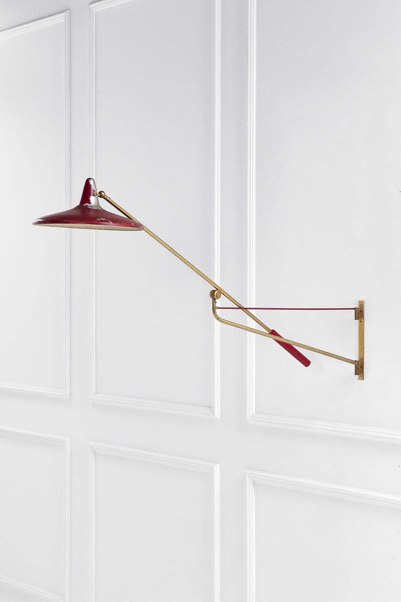 Stilnovo. Lampada da parete orientabile: Lampada da parete orientabile Metallo verniciato, ottone lucido. Prod. Stilnovo, 1950 ca. Marchio incusso del produttore. Lung. braccio cm 112; riflettore h cm 17, diam. cm 37