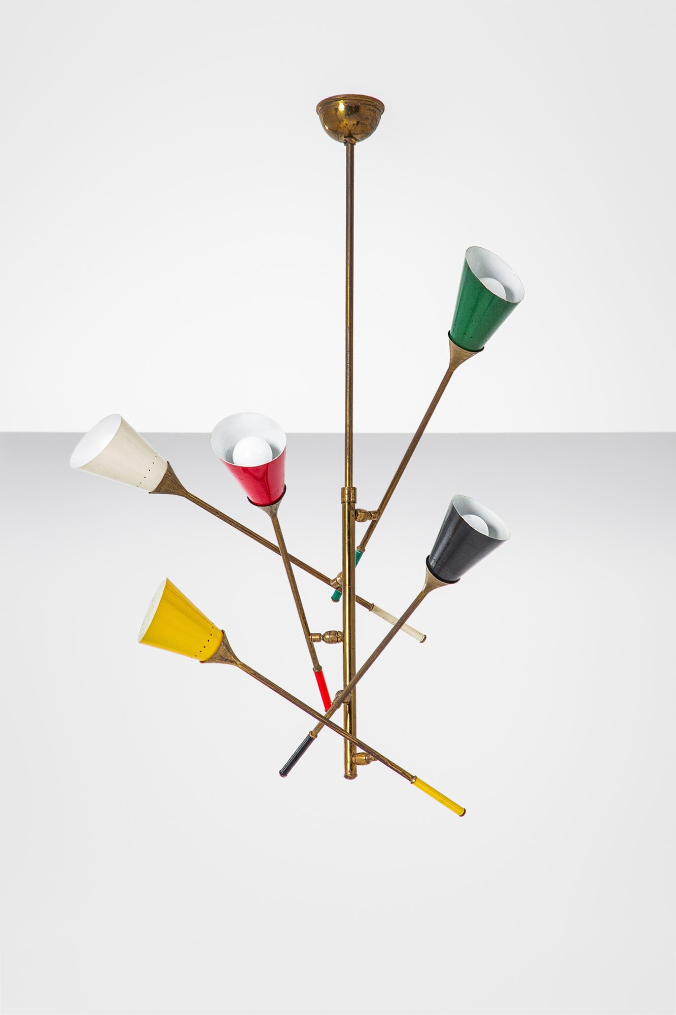 Lampadario a cinque bracci orientabili: Lampadario a cinque bracci orientabili Ottone lucido, metallo verniciato. 1950 ca. h cm 113, diam. cm 72